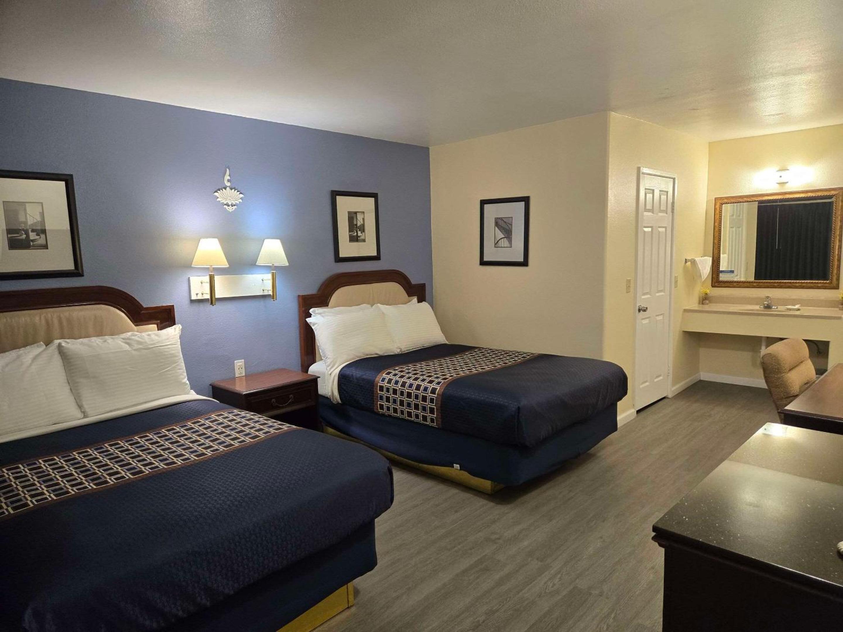 Queen Room with Two Queen Beds - Non-Smoking - Photo 4