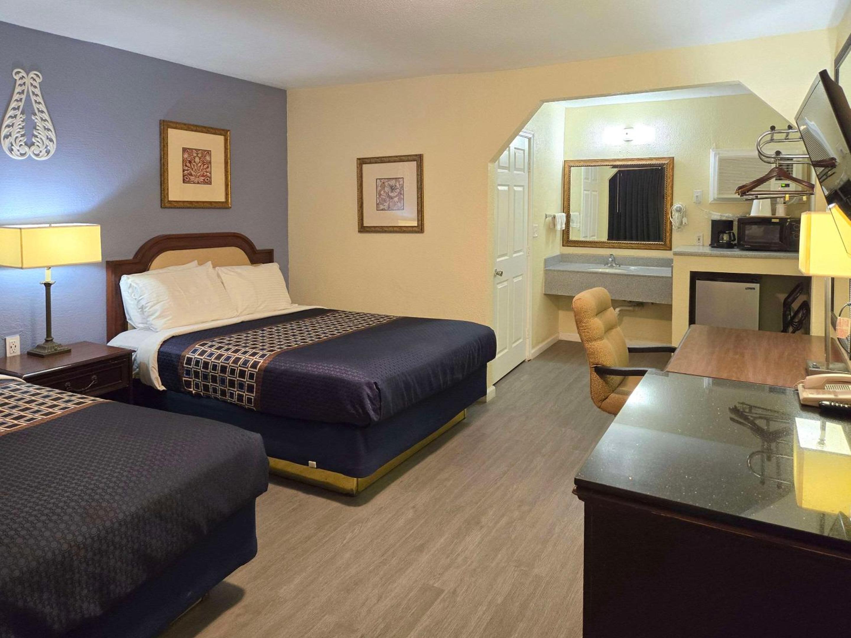 Queen Room with Two Queen Beds - Non-Smoking - Photo 22
