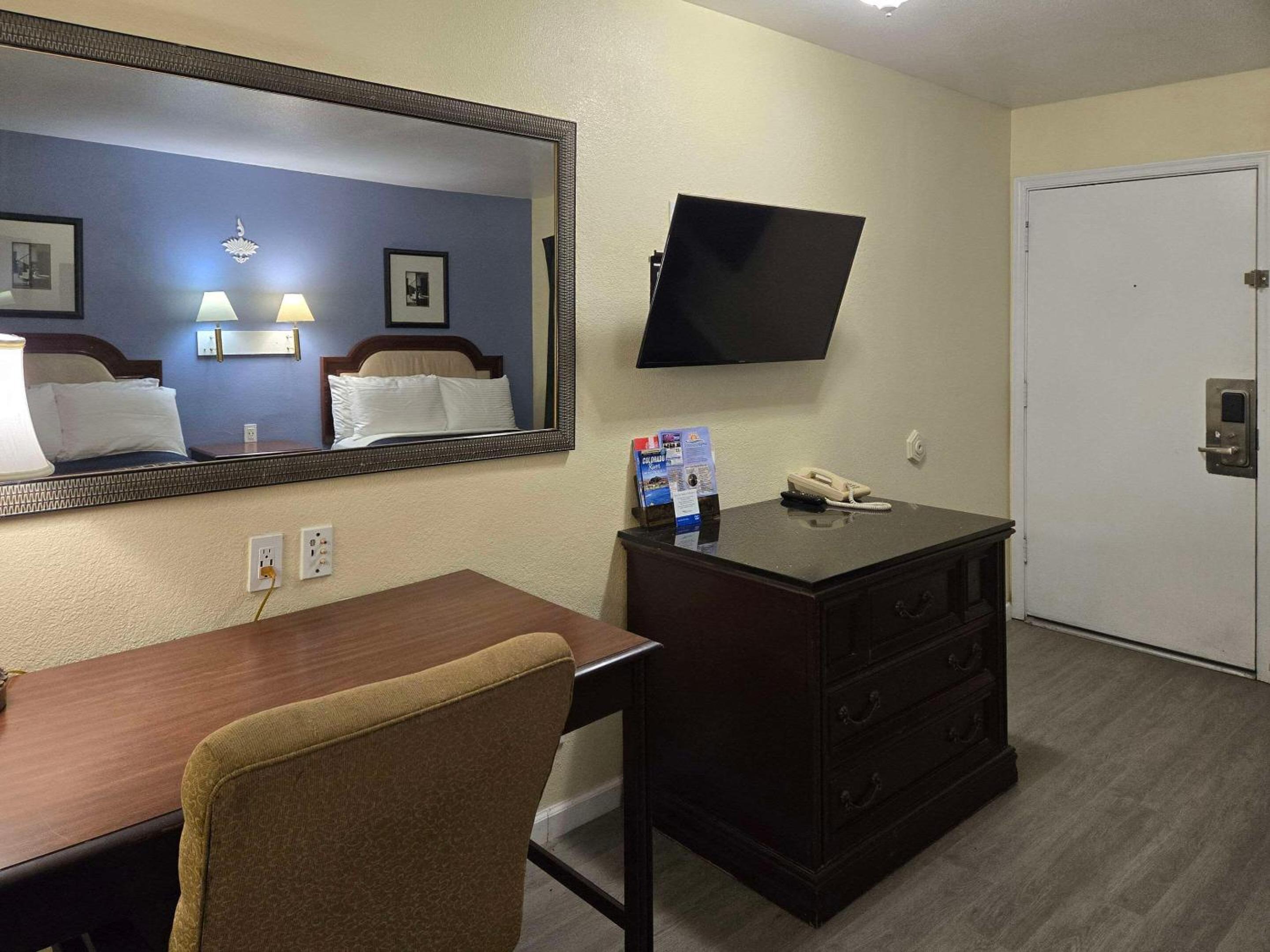 Queen Room with Two Queen Beds - Non-Smoking - Photo 21