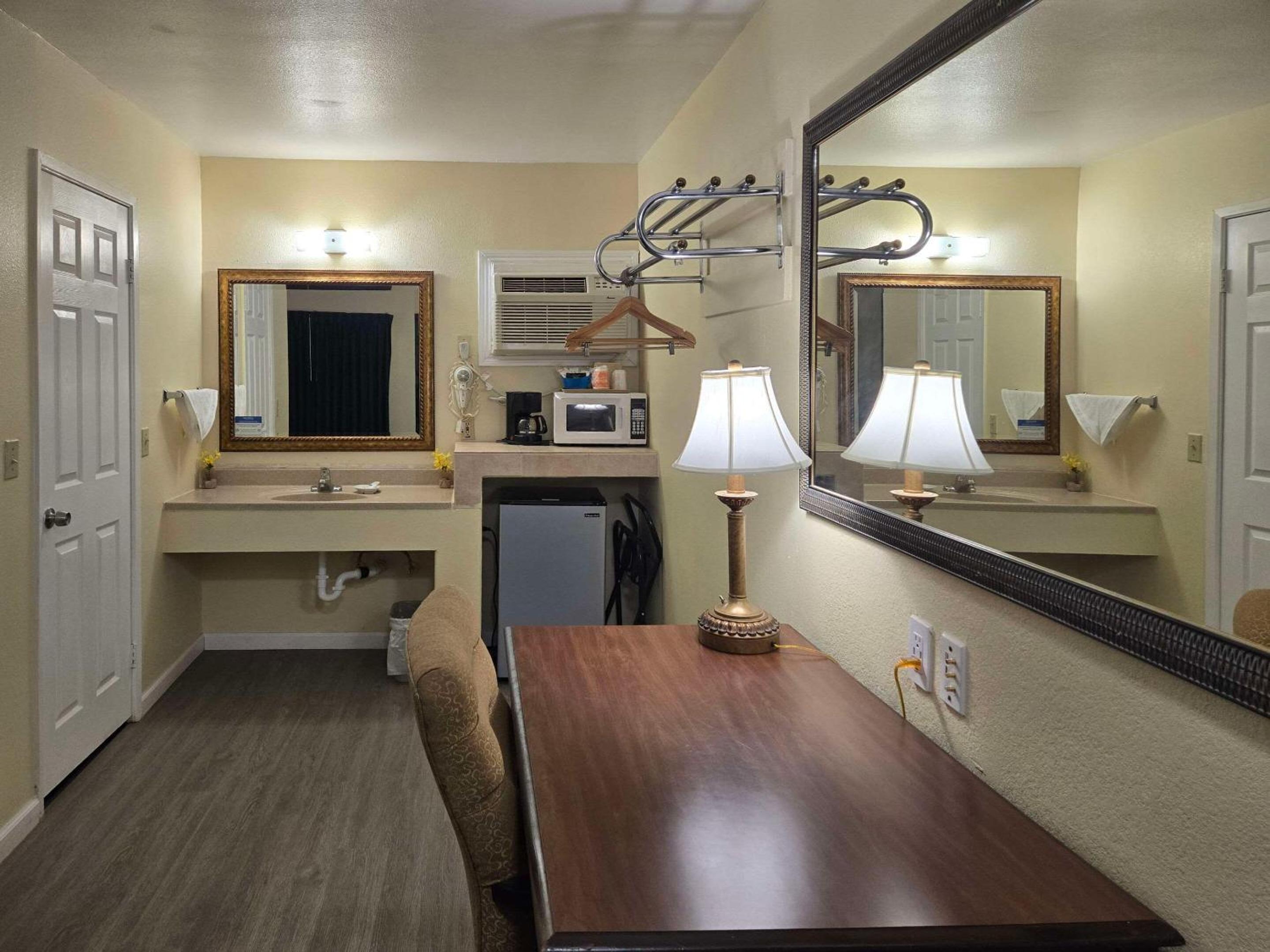 Queen Room with Two Queen Beds - Non-Smoking - Photo 20
