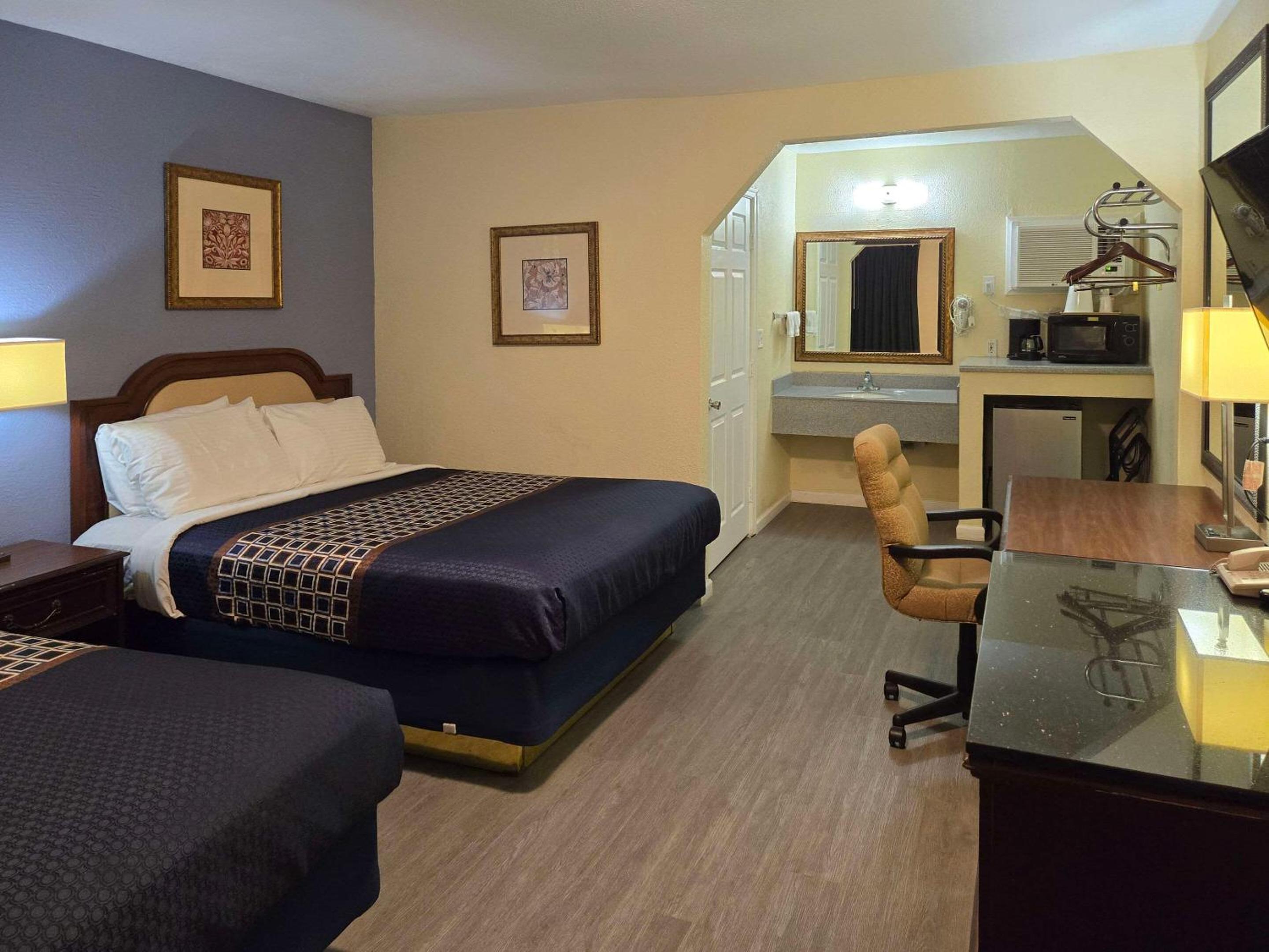 Queen Room with Two Queen Beds - Non-Smoking - Photo 19