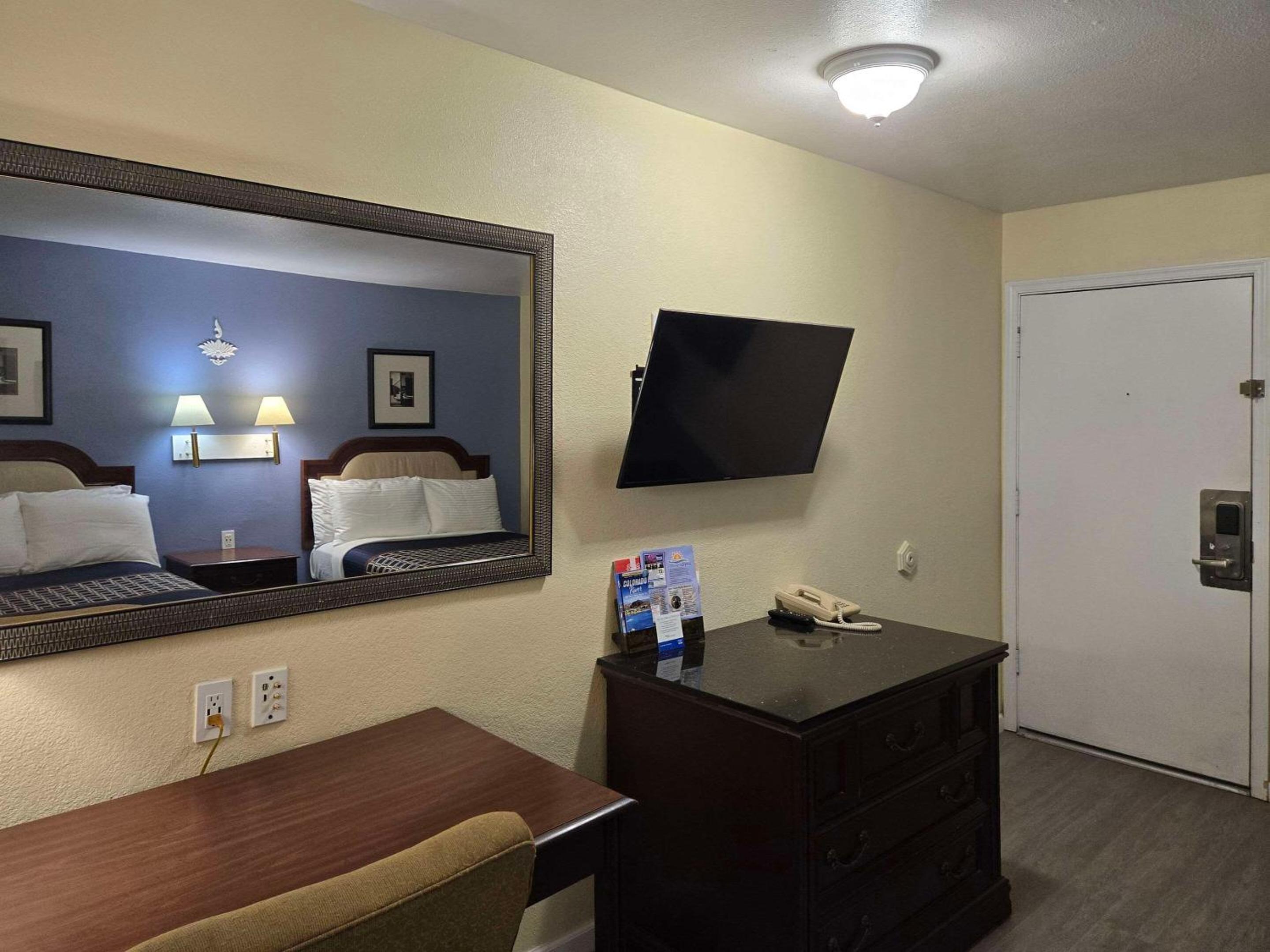 Queen Room with Two Queen Beds - Non-Smoking - Photo 17