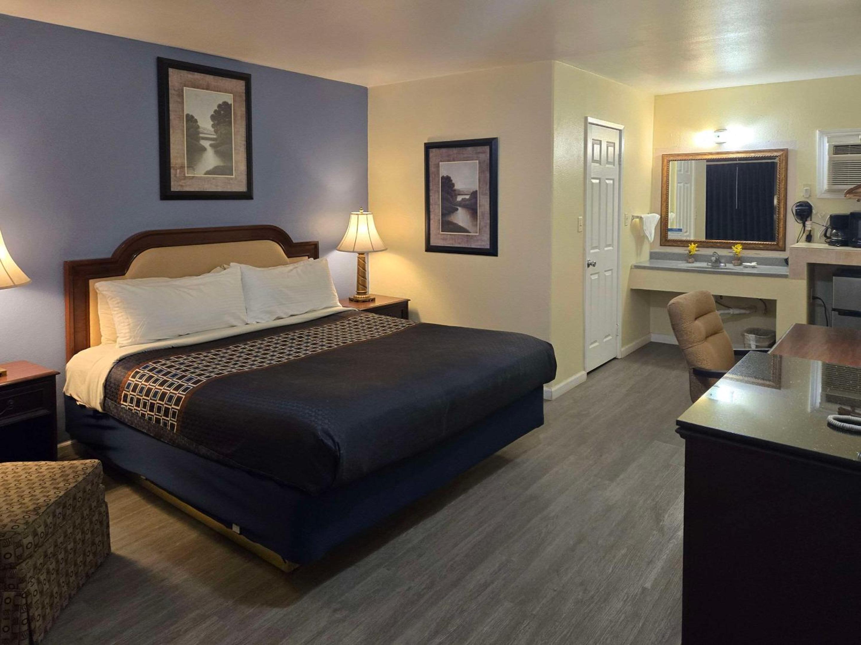 King Room with Pool View - Photo 11