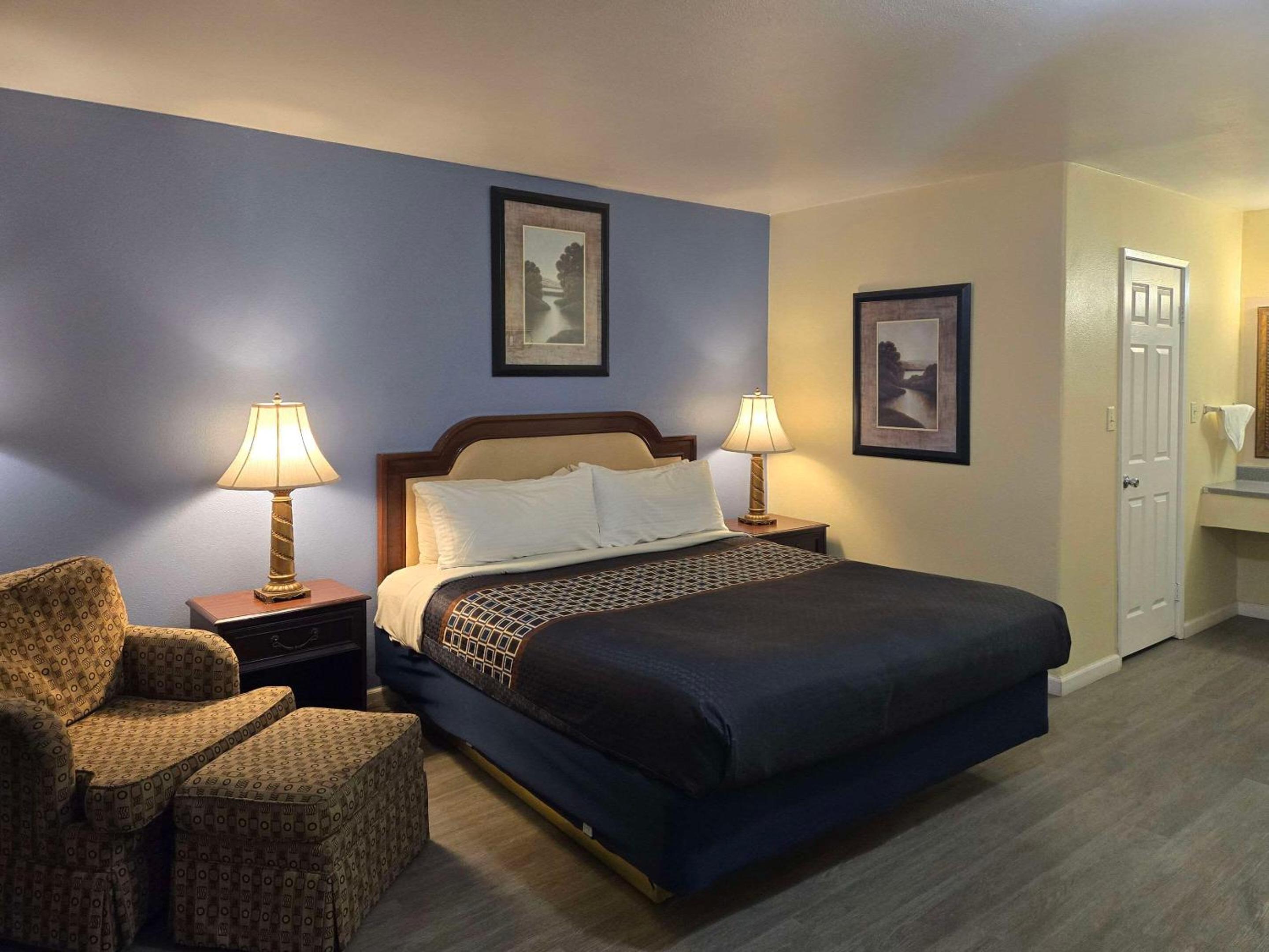 King Room with Pool View - Photo 12