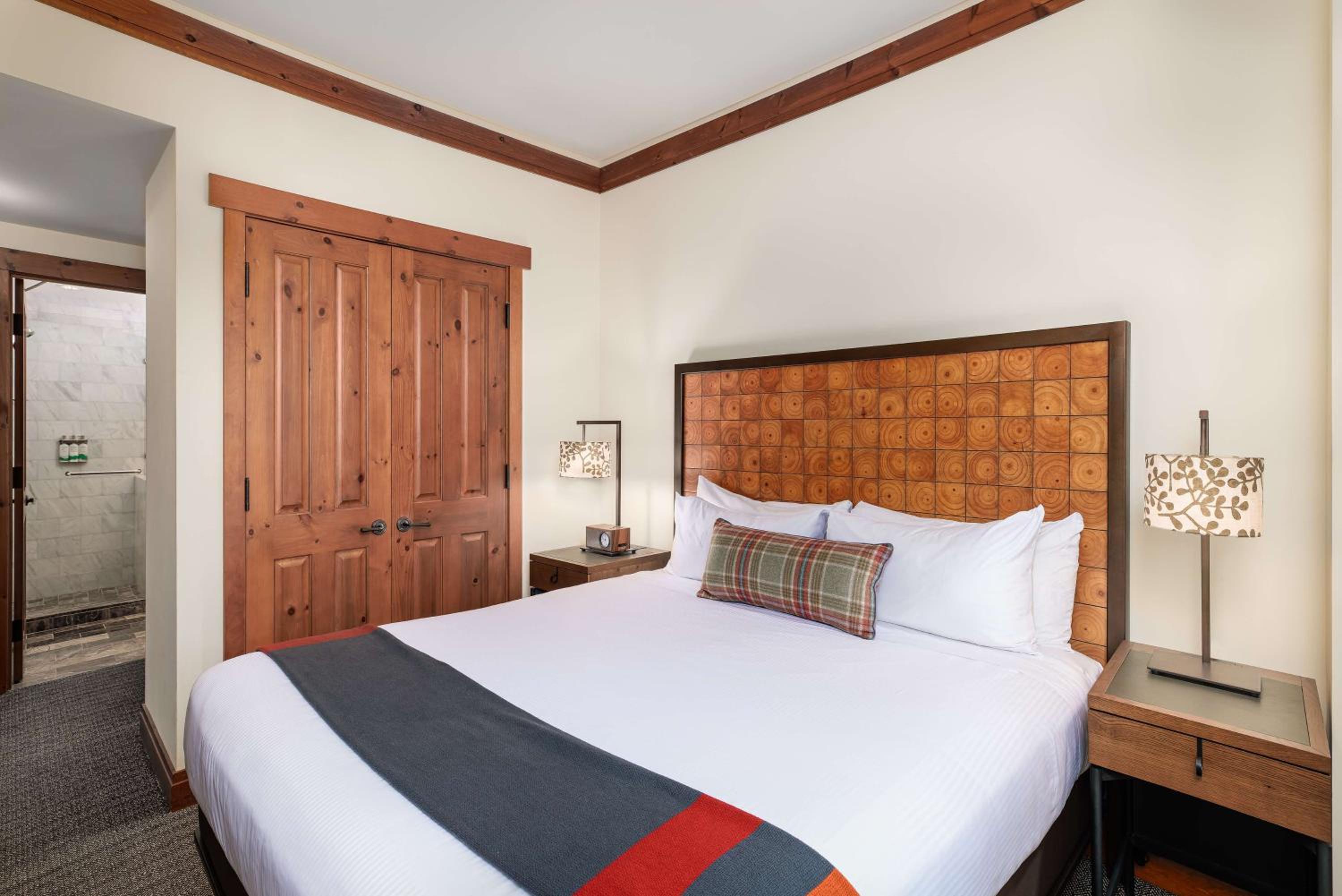 One-Bedroom Suite - Photo 15