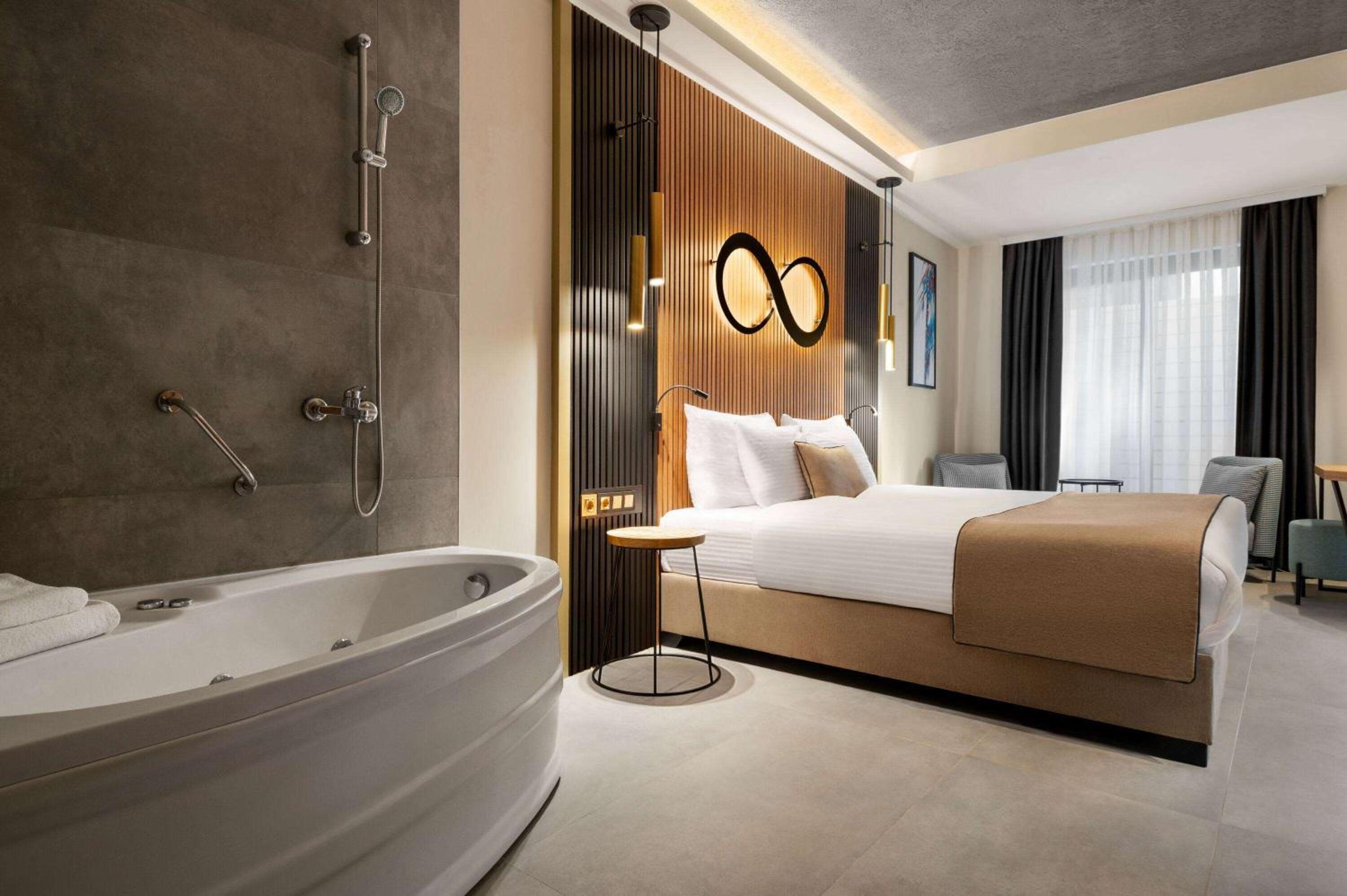Deluxe King Room photo 1