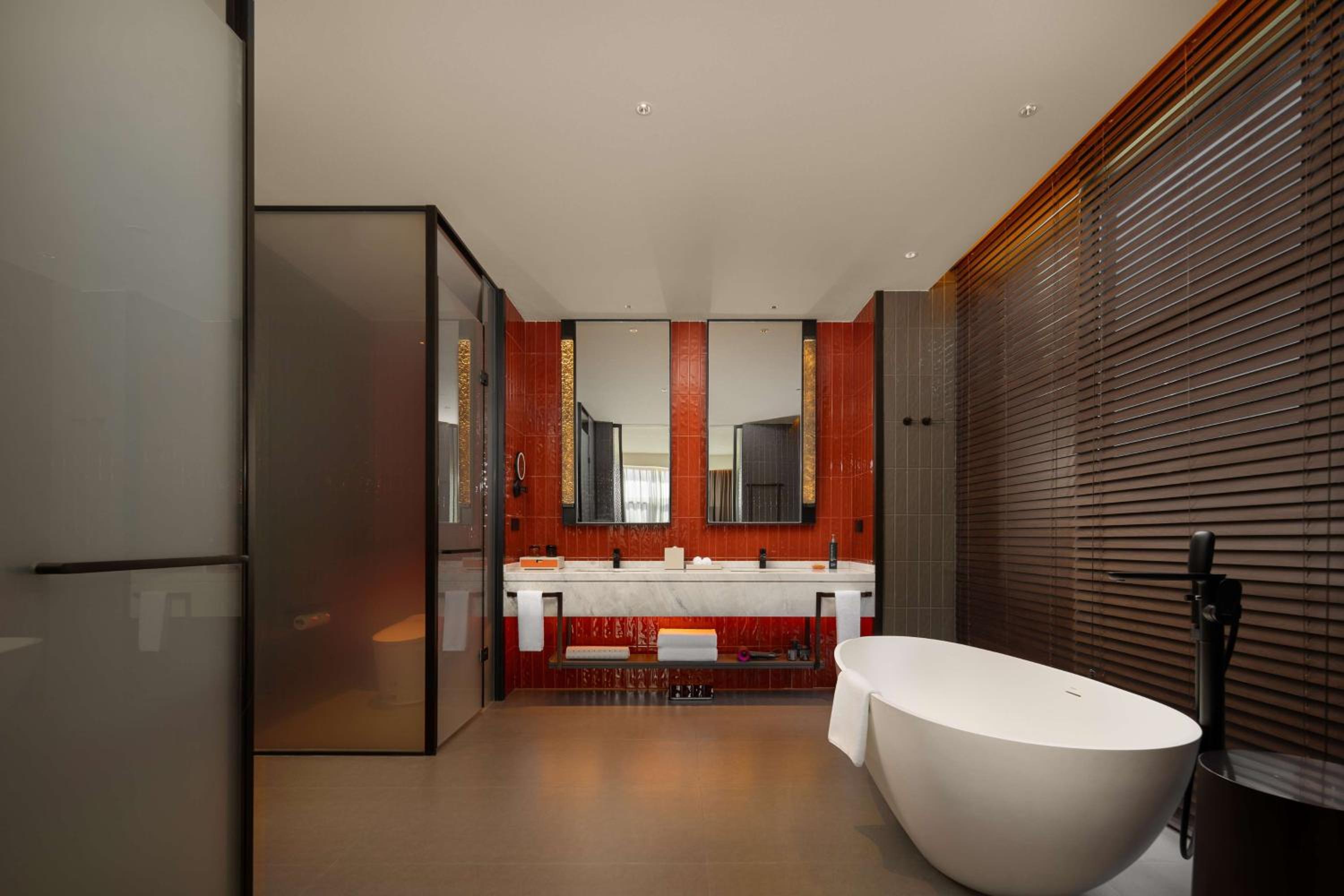 Deluxe King Suite photo 2