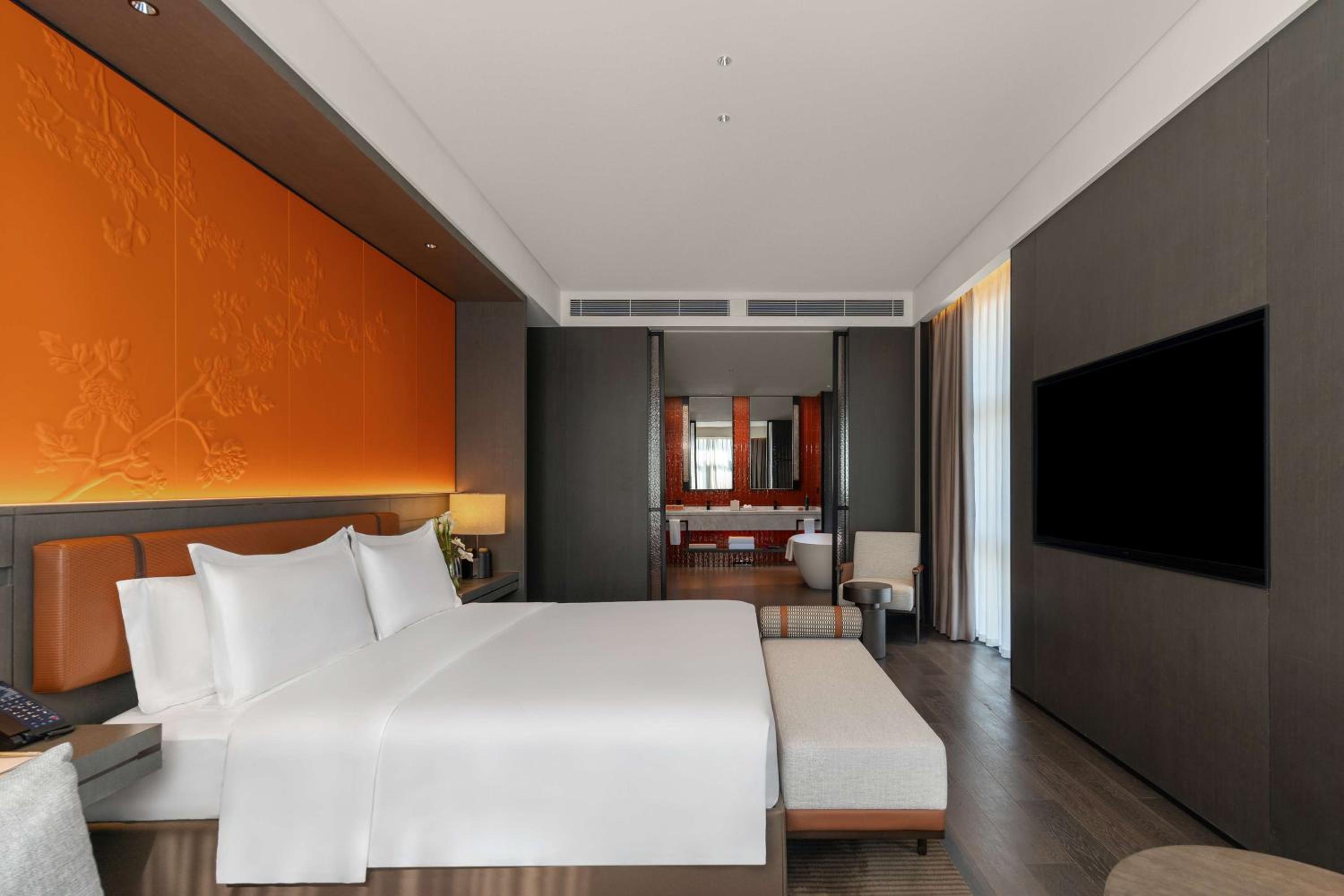 Deluxe King Suite