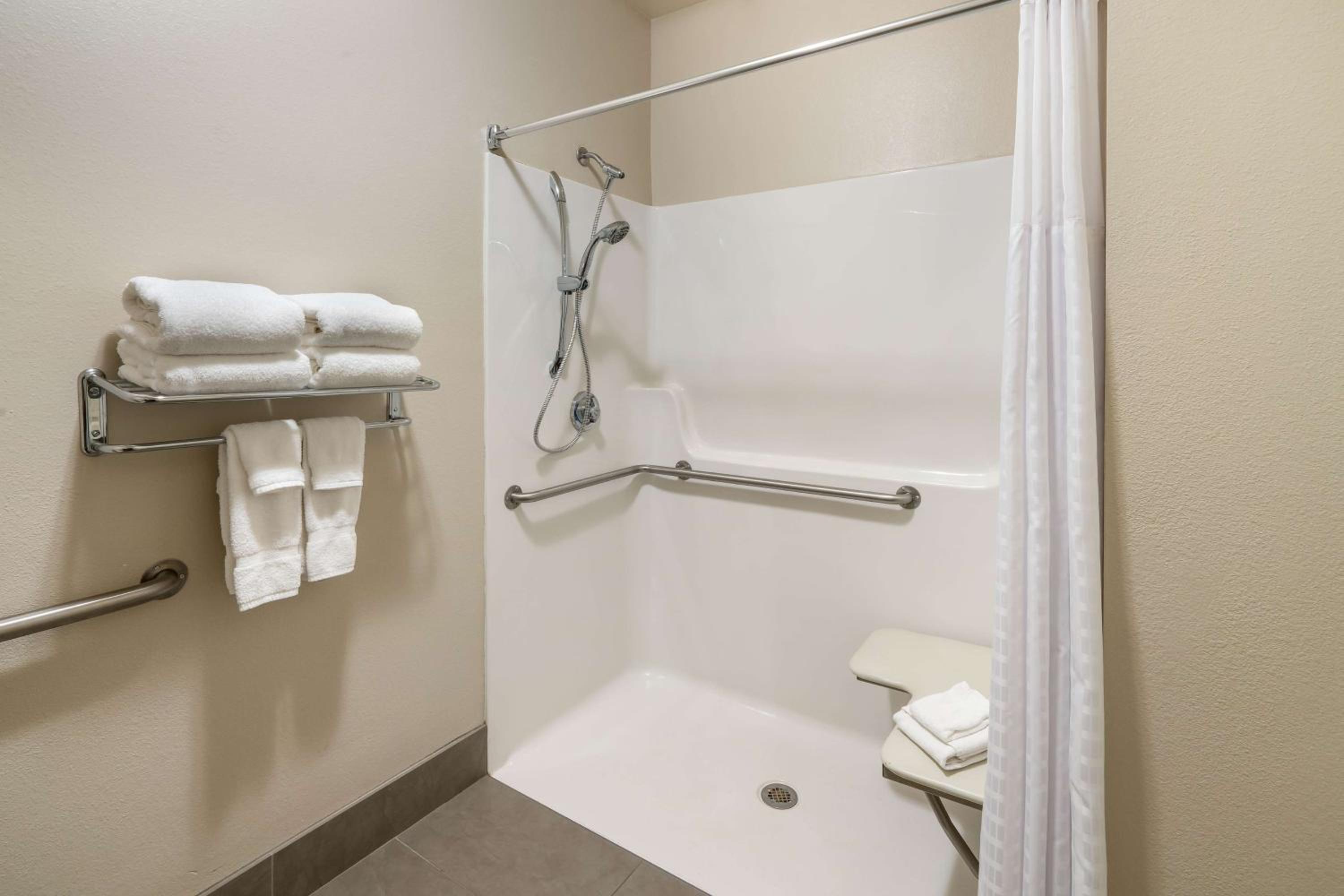 Queen Room with Two Queen Beds and Roll-In Shower - Disability Access