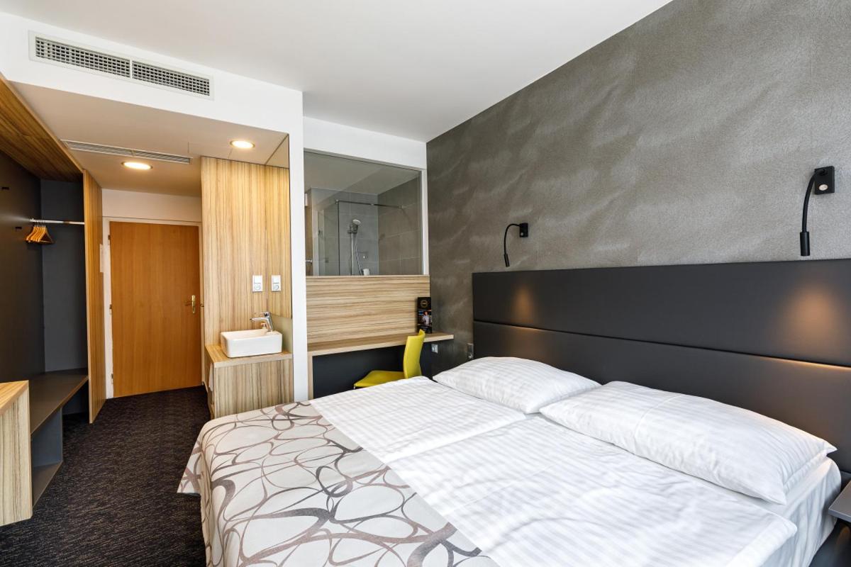 Deluxe Double or Twin Room photo 2