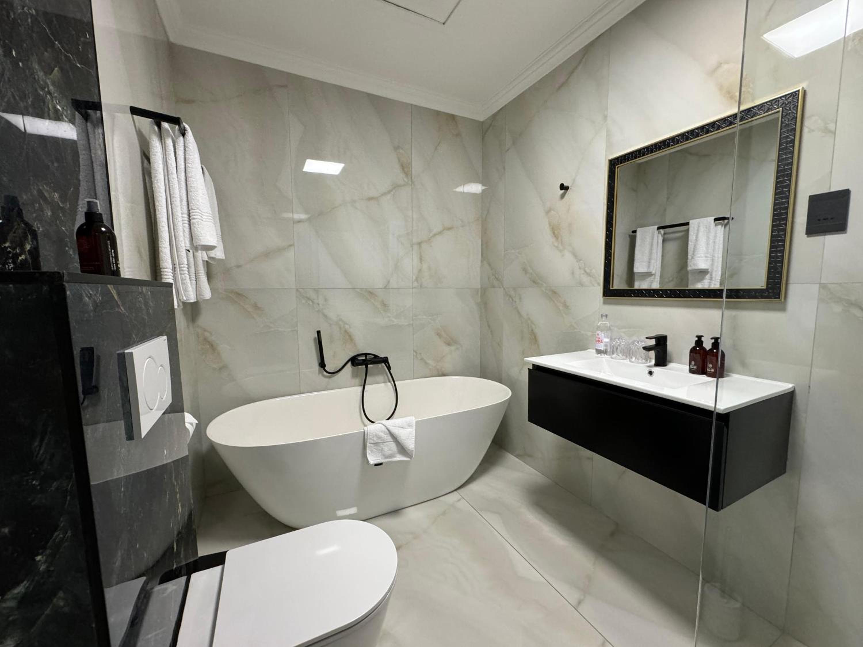 Deluxe King Room - Photo 26