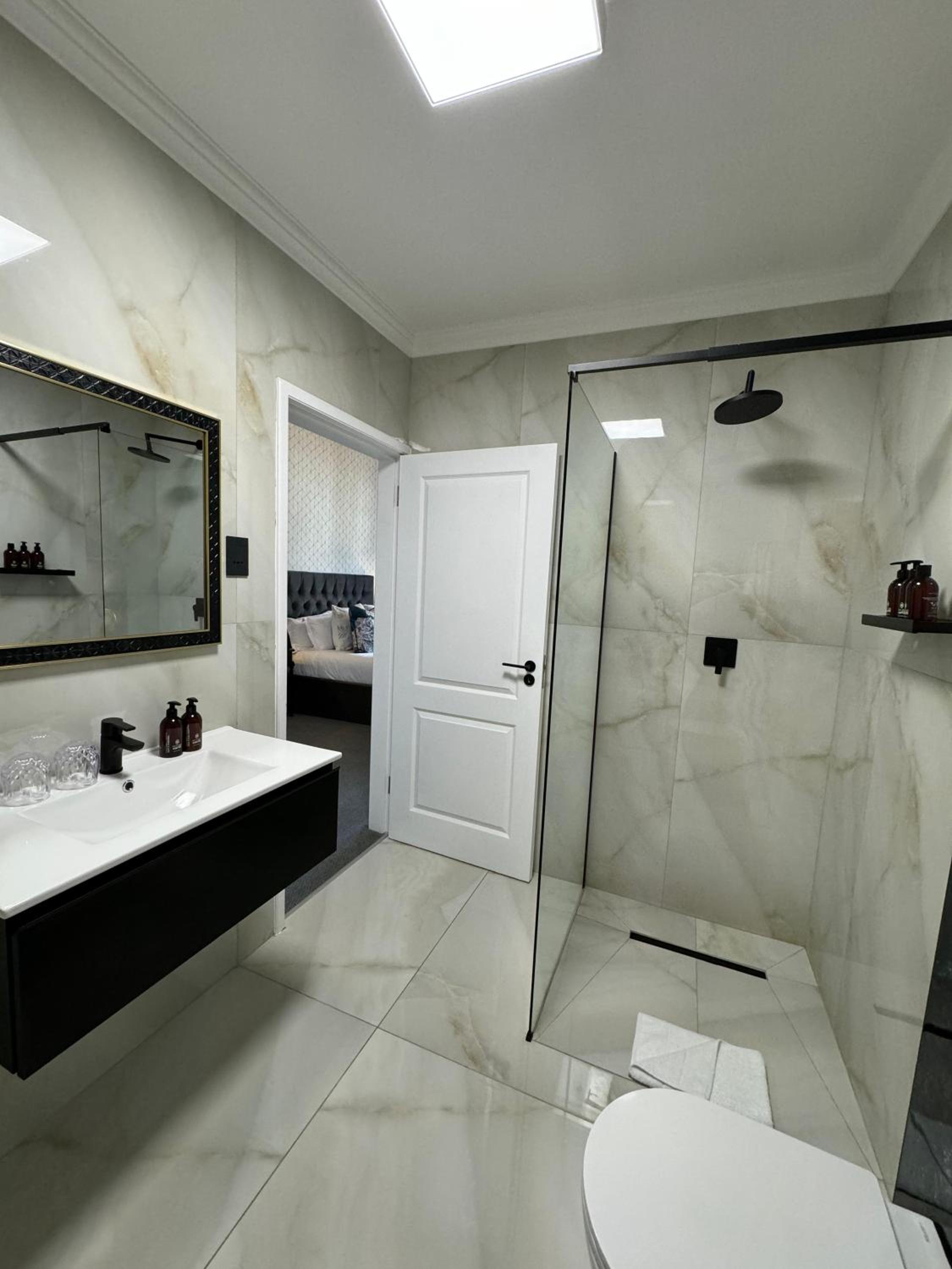 Deluxe King Room - Photo 27