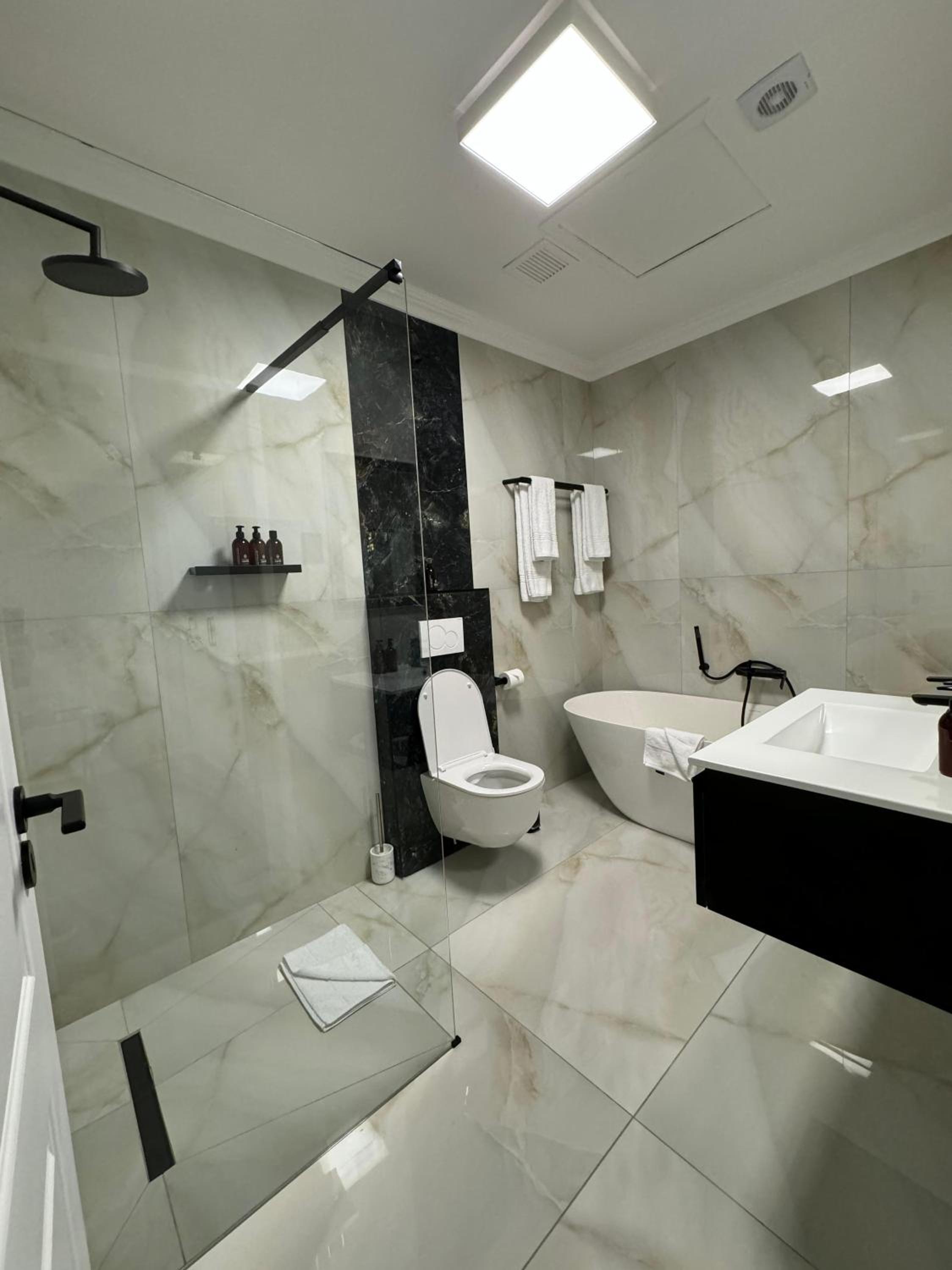 Deluxe King Room - Photo 28