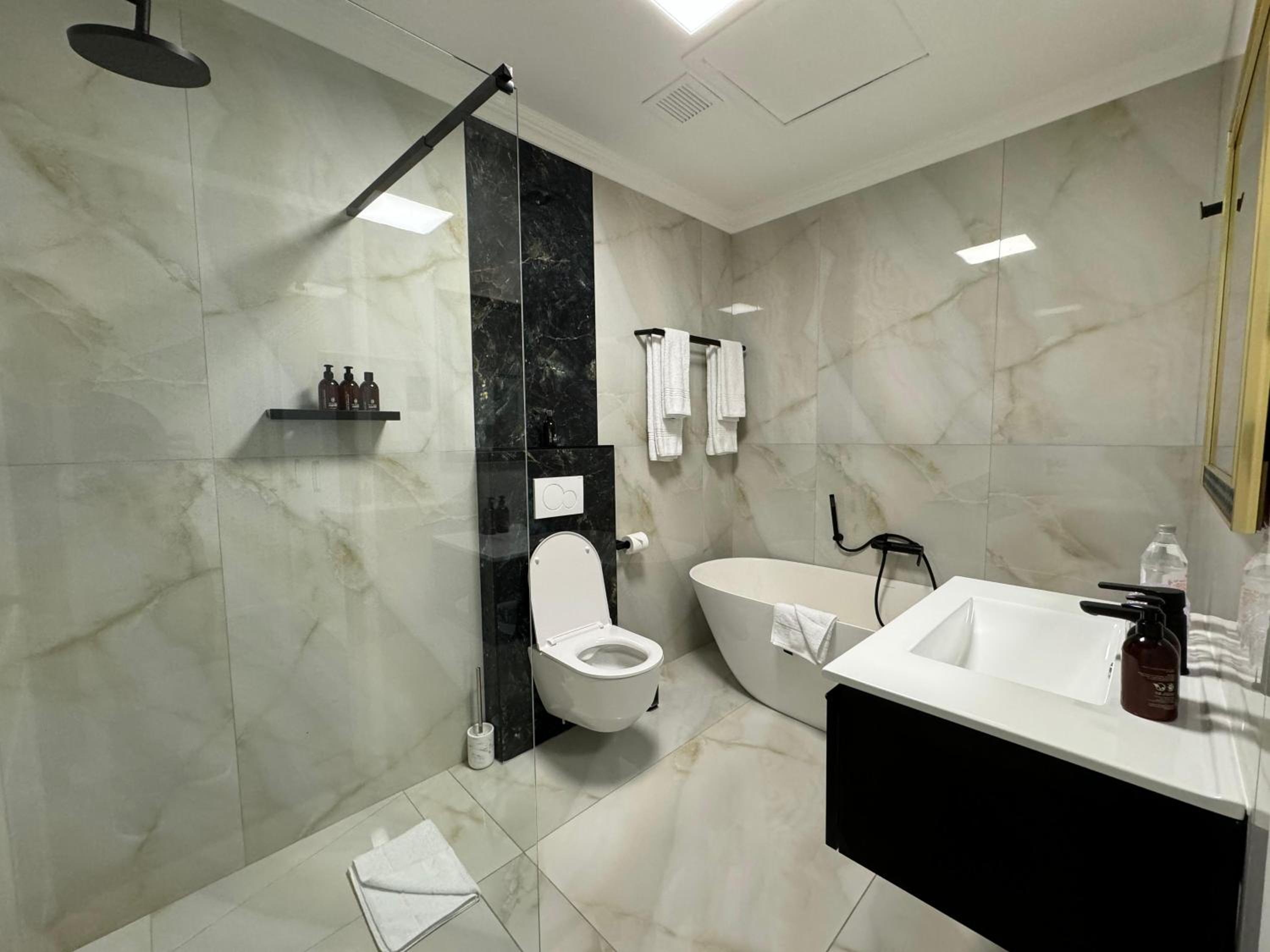 Deluxe King Room - Photo 29