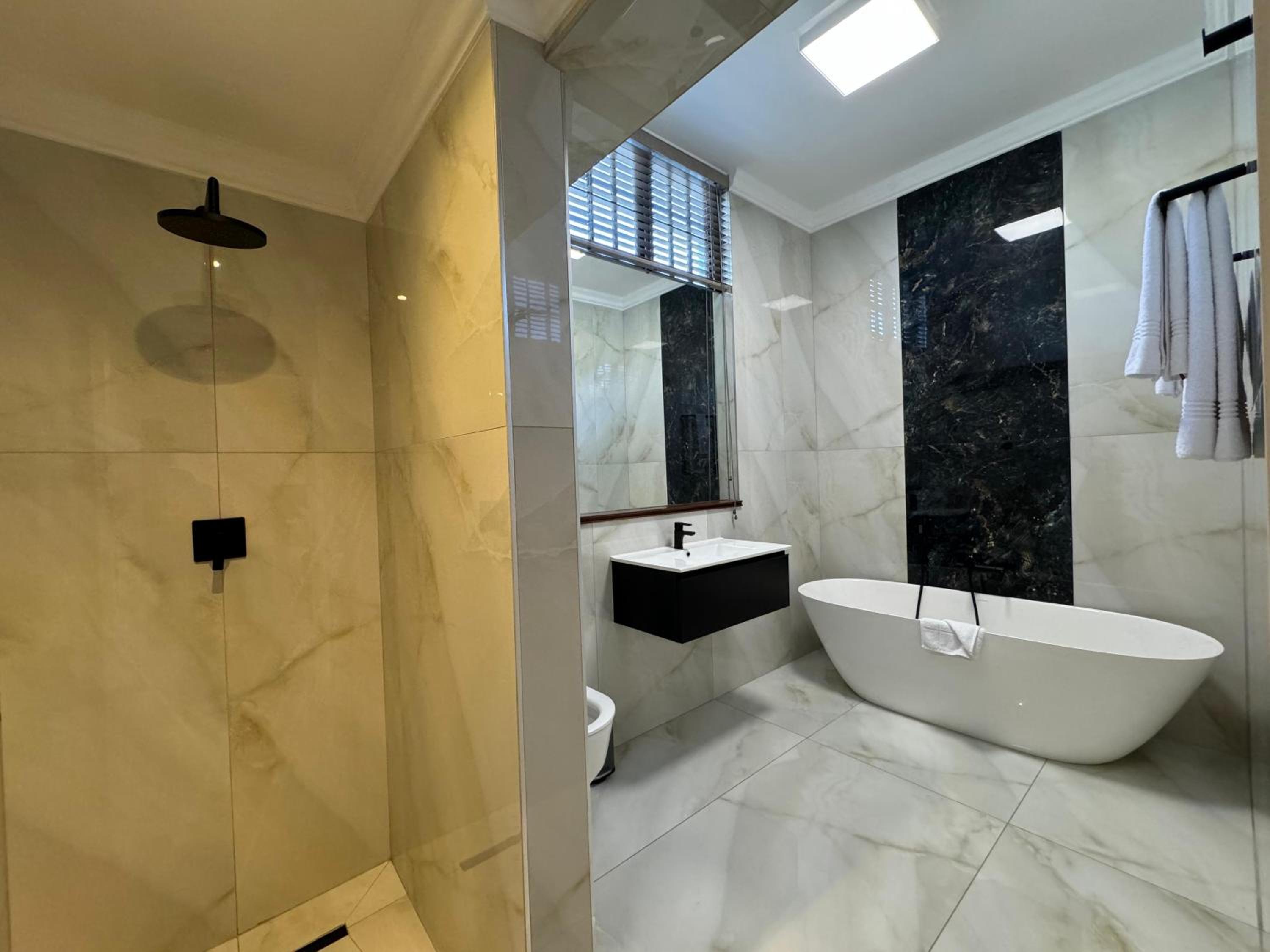 Deluxe King Suite - Photo 7