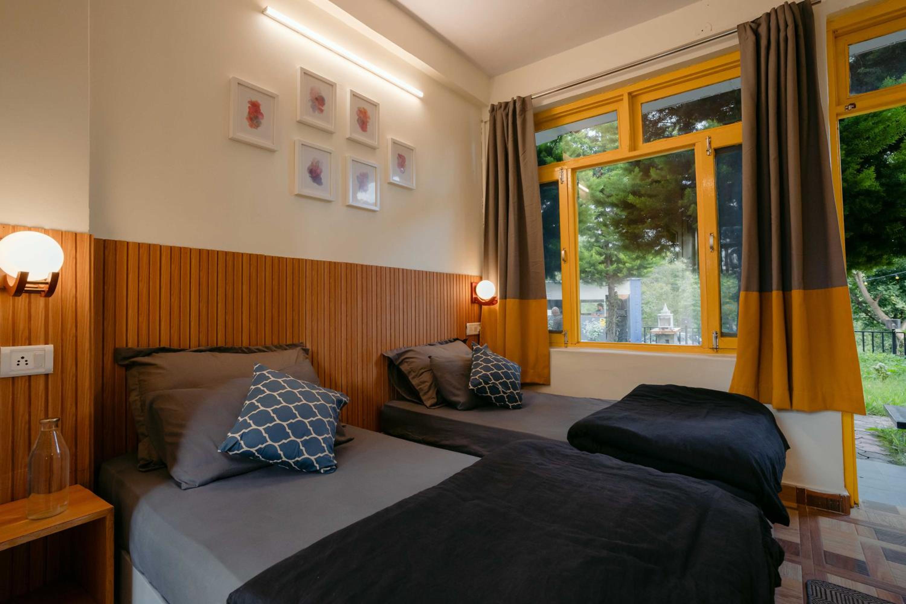 Deluxe Quadruple Room (Quad Room with Attached Bathroom, High Speed WiFi) photo 2
