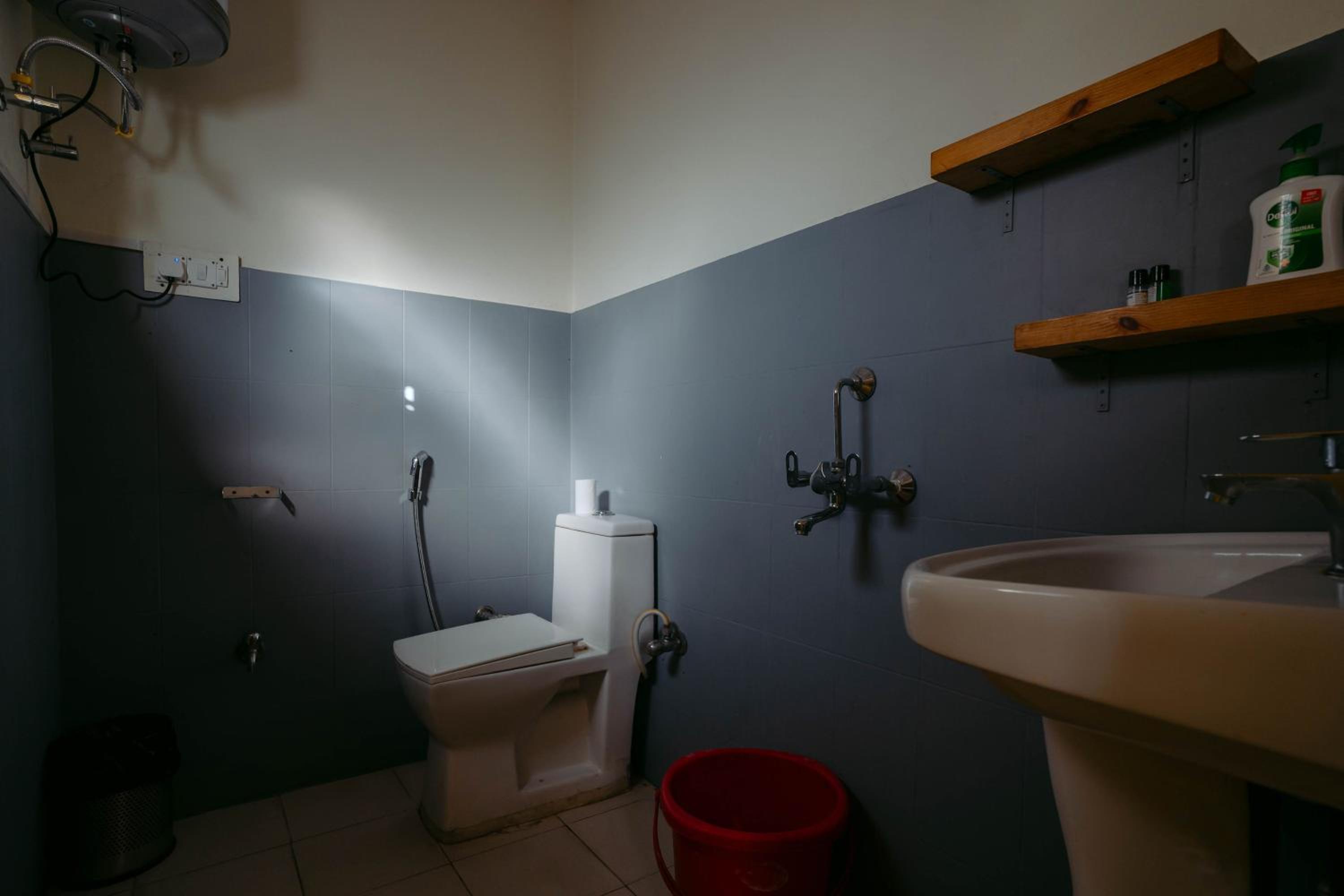 Deluxe Double room (Double Room with Attached Bathroom, High Speed WiFi) - Photo 2
