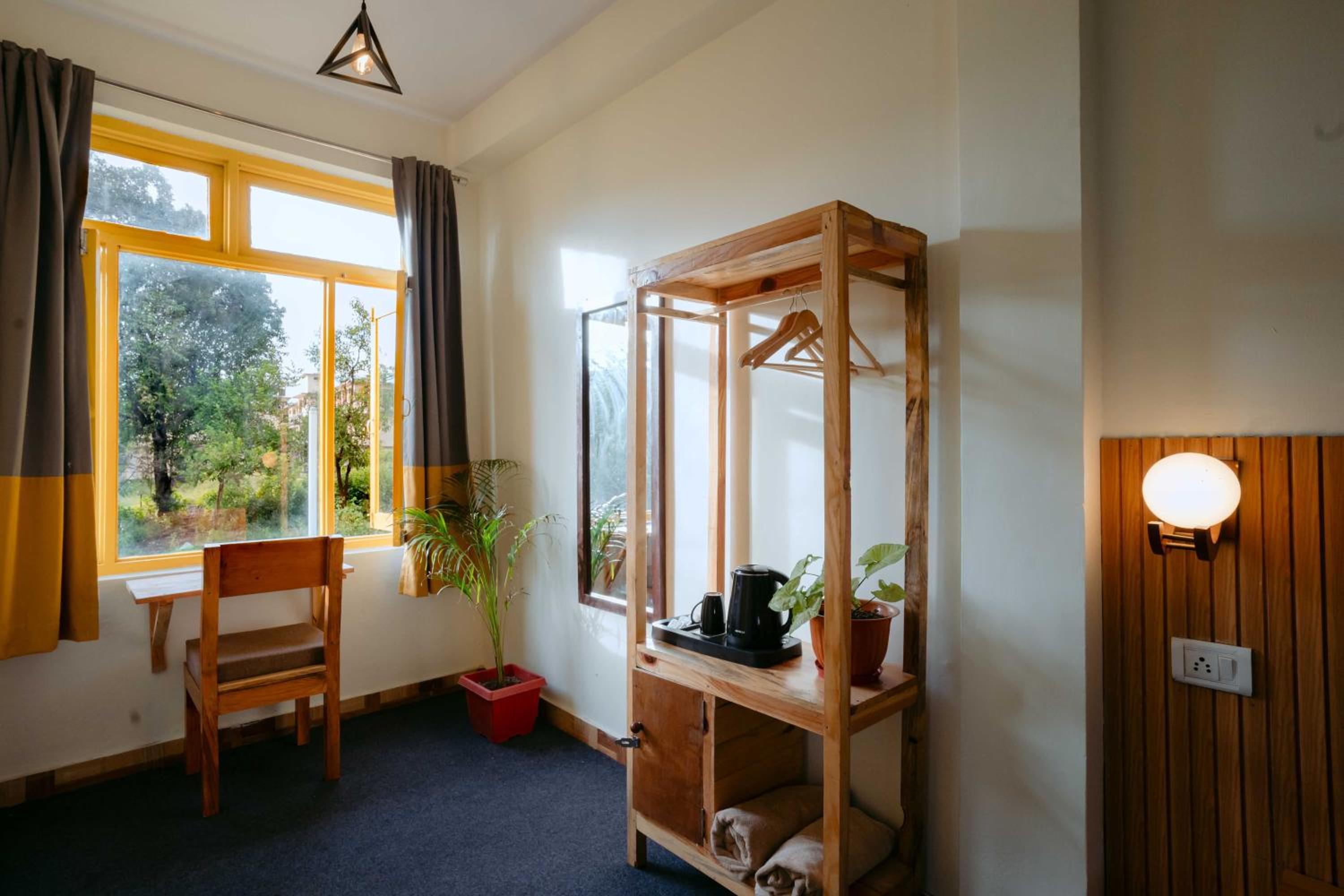Deluxe Double room (Double Room with Attached Bathroom, High Speed WiFi) - Photo 3
