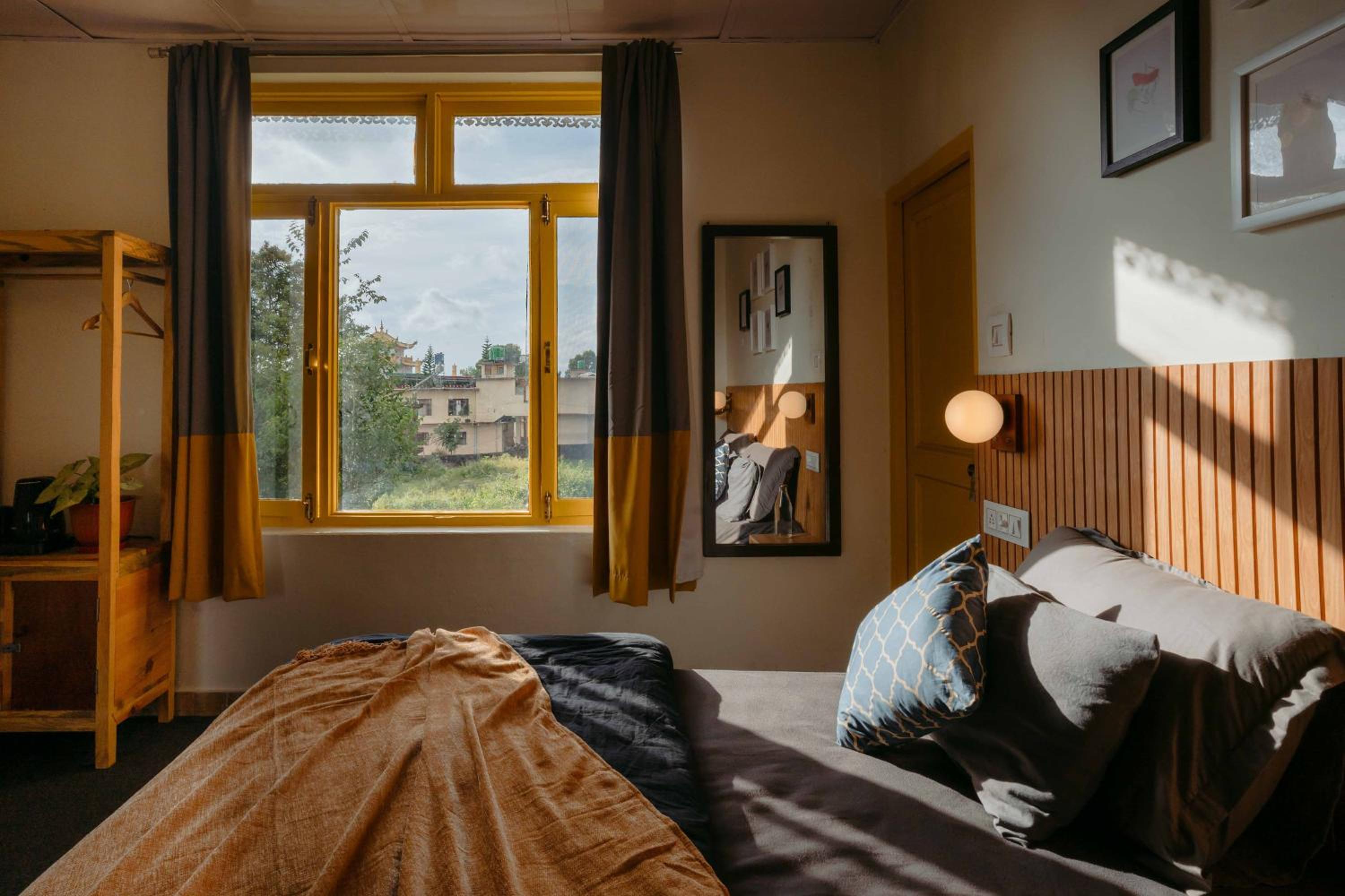 Deluxe Double room (Double Room with Attached Bathroom, High Speed WiFi) - Photo 5