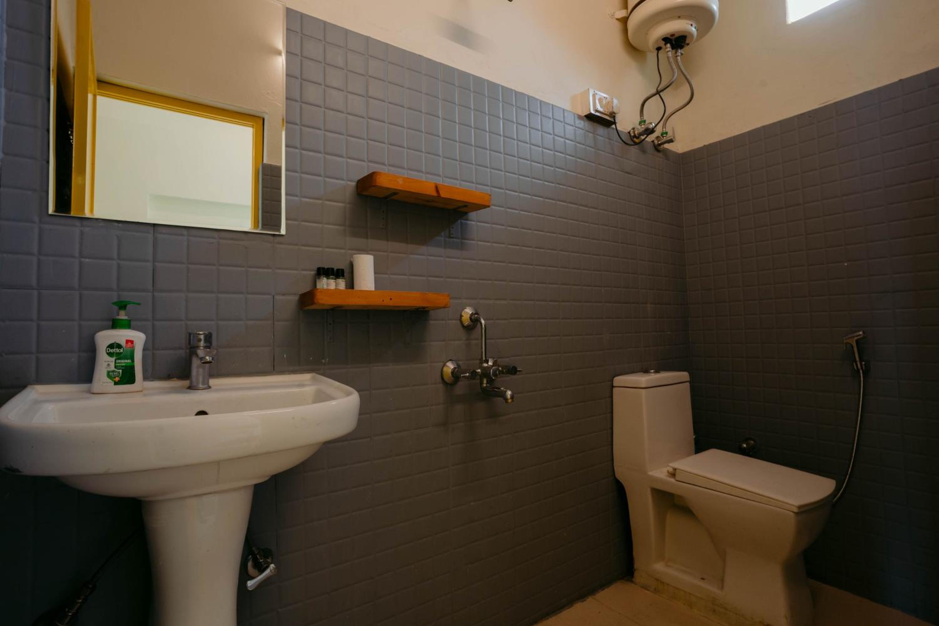 Deluxe Quadruple Room (Quad Room with Attached Bathroom, High Speed WiFi) photo 3