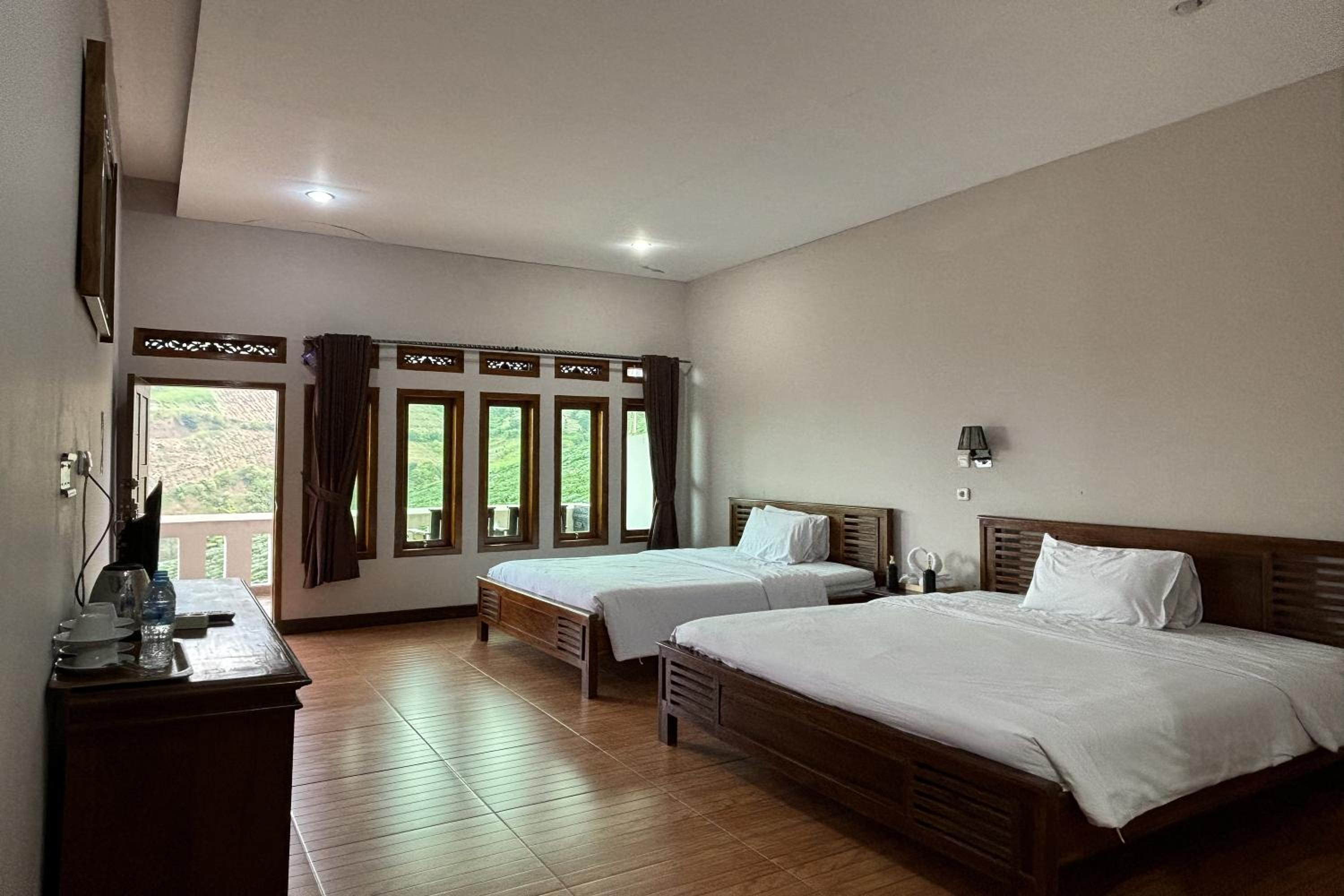 King Room with Two King Beds photo 1
