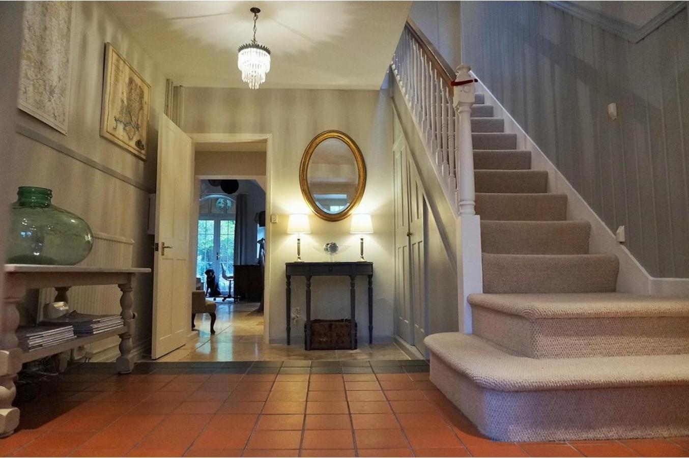 Five-Bedroom House photo 1