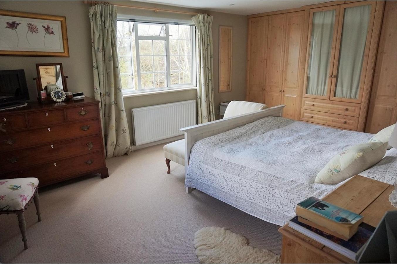 Five-Bedroom House photo 3