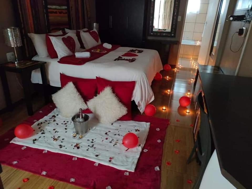 Deluxe King Suite photo 1