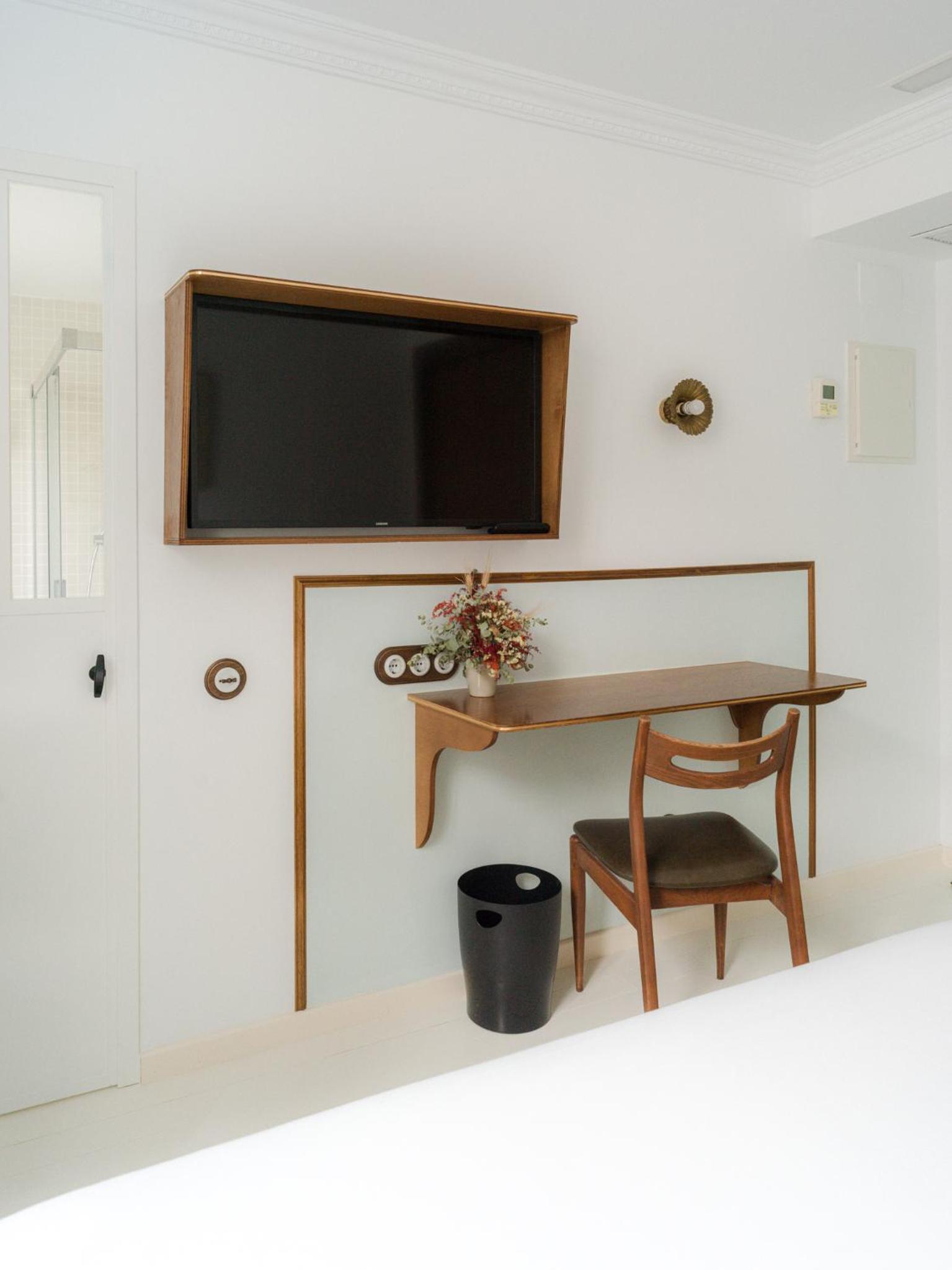 Standard Double Room - Photo 12