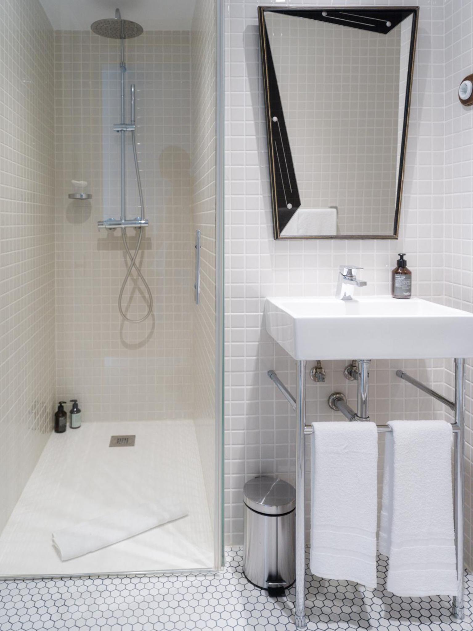Deluxe Double or Twin Room - Photo 8