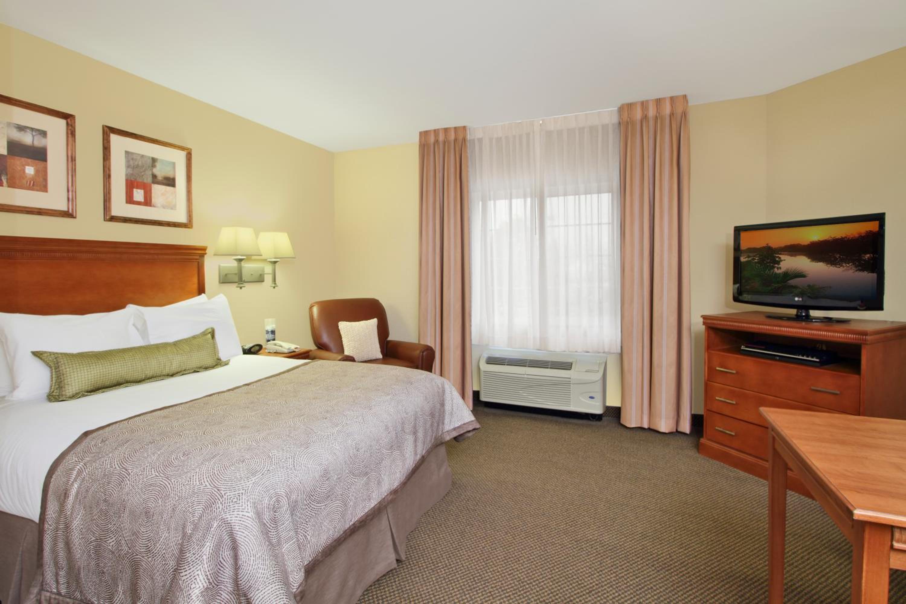 Queen Studio Suite - Mobility Access Tub/Non-Smoking - Photo 1