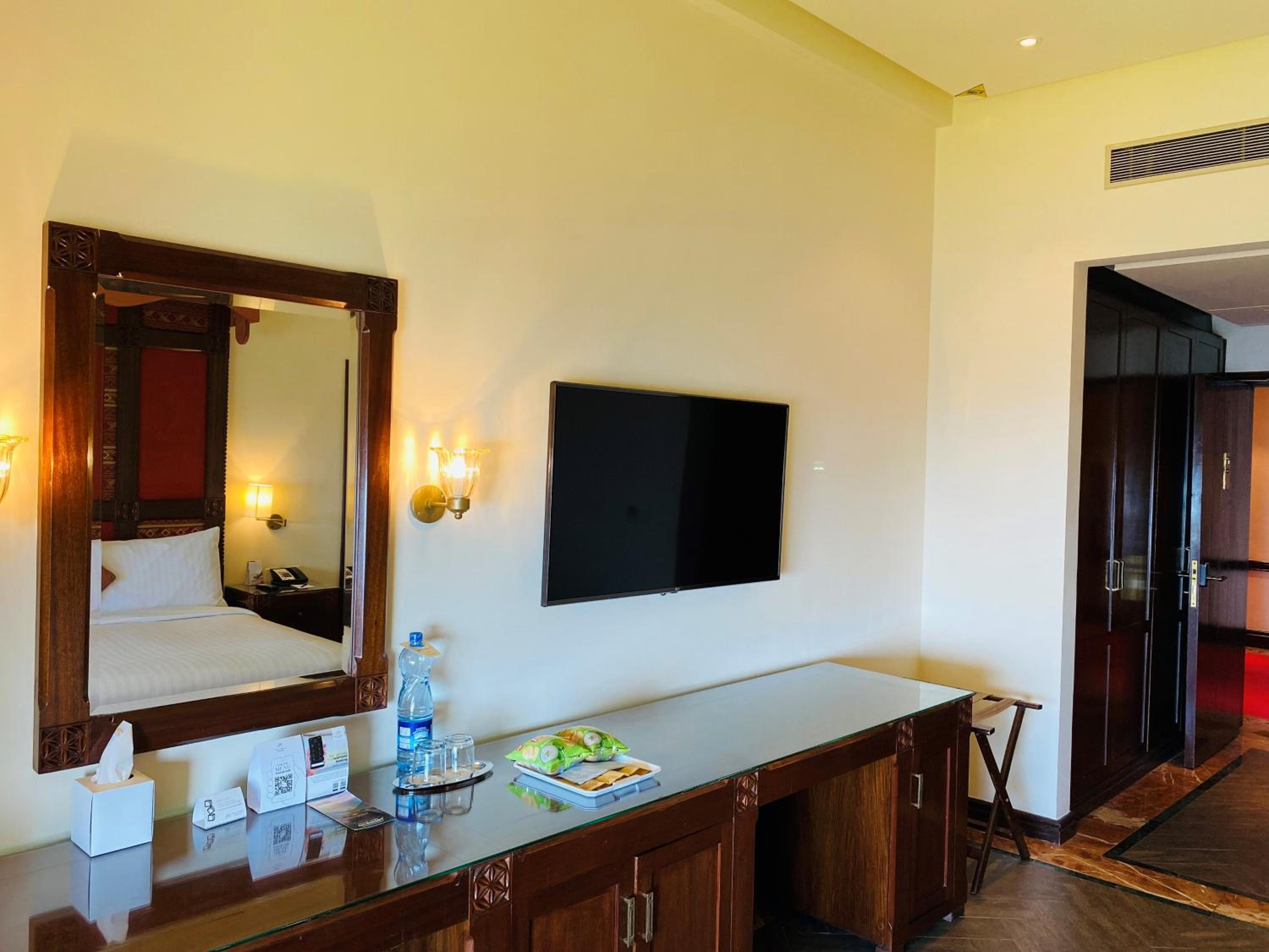 Deluxe King Room - Photo 5