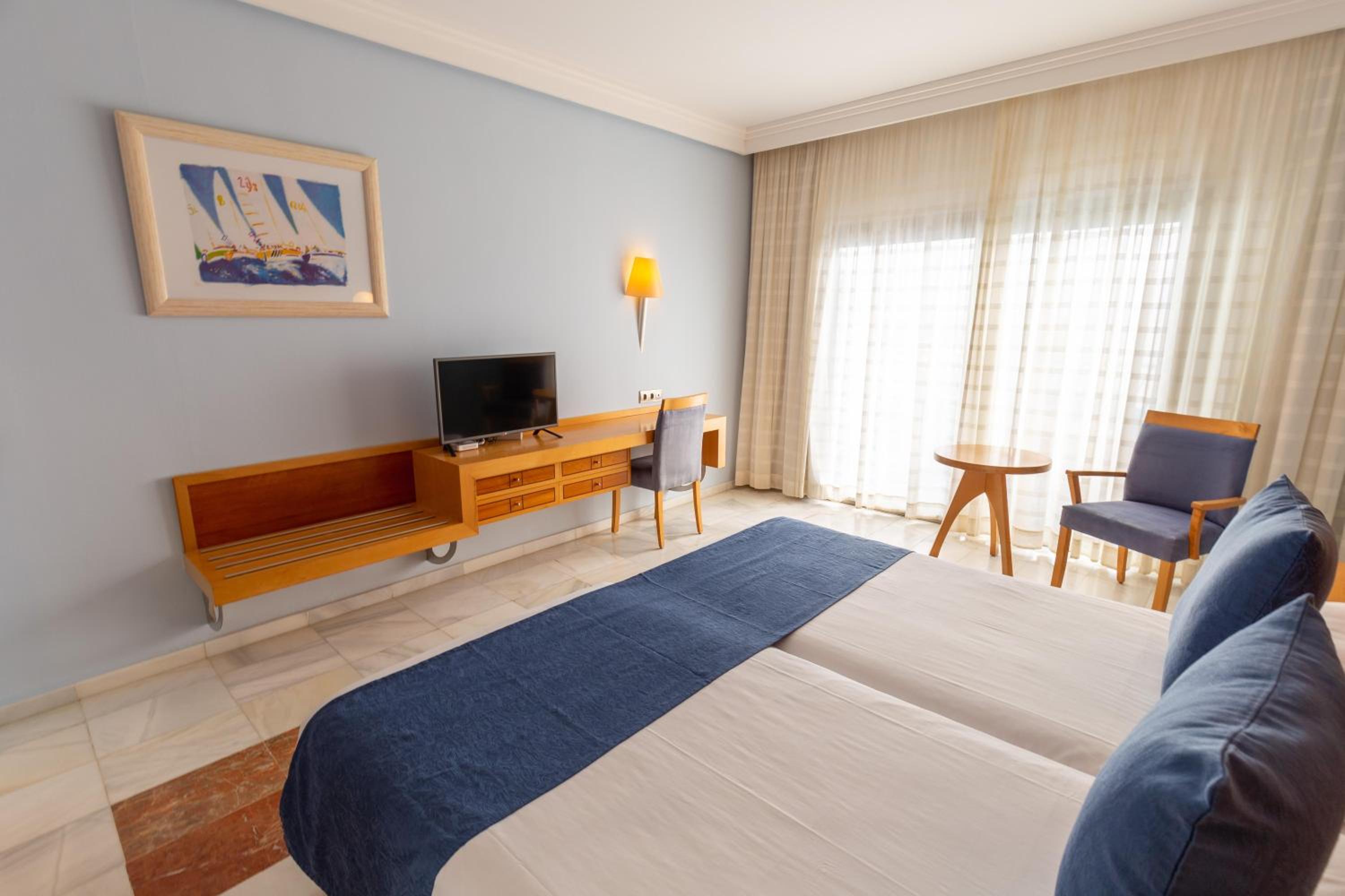 Deluxe Family Suite photo 3