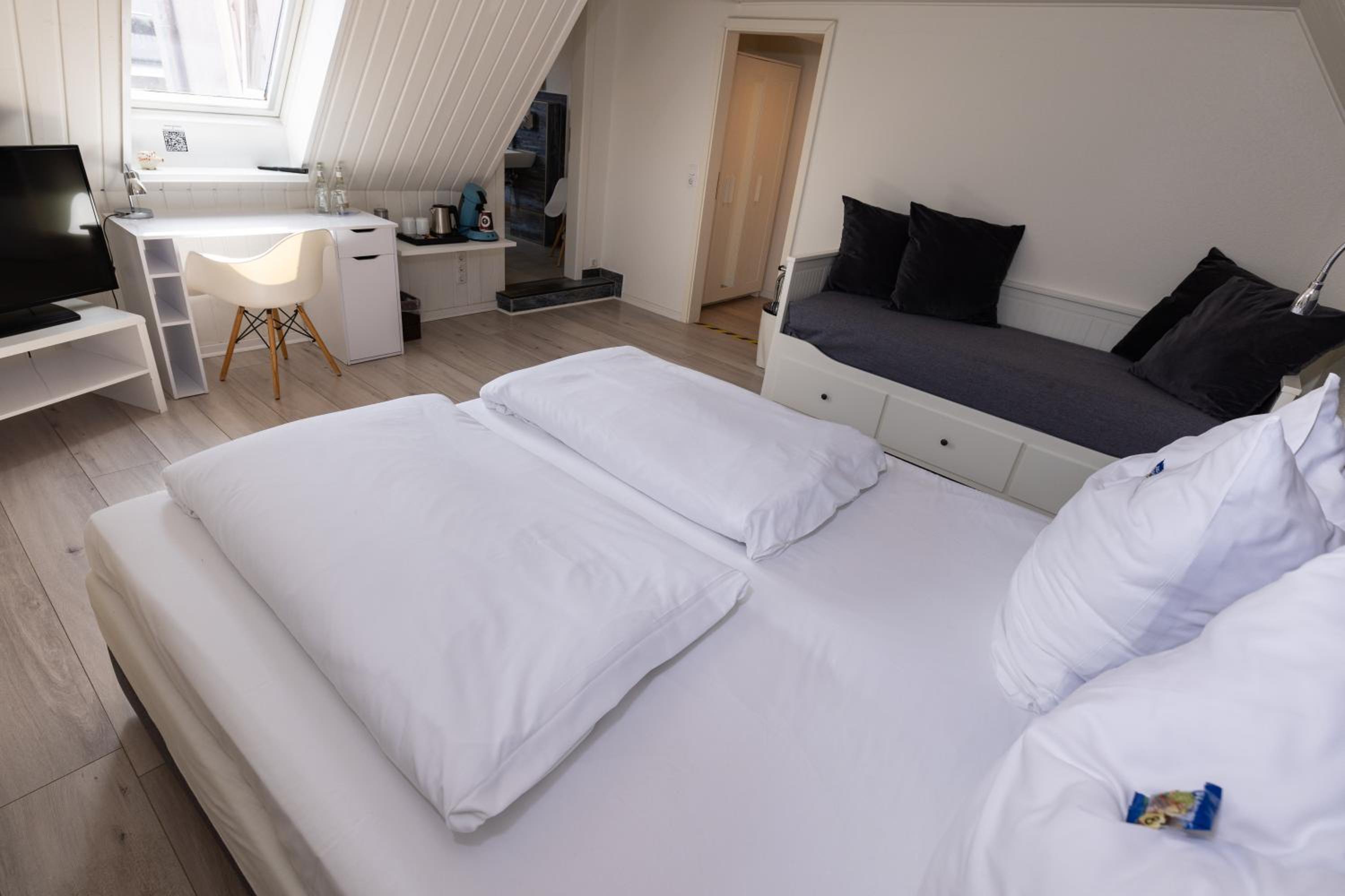 Double Room - Photo 8