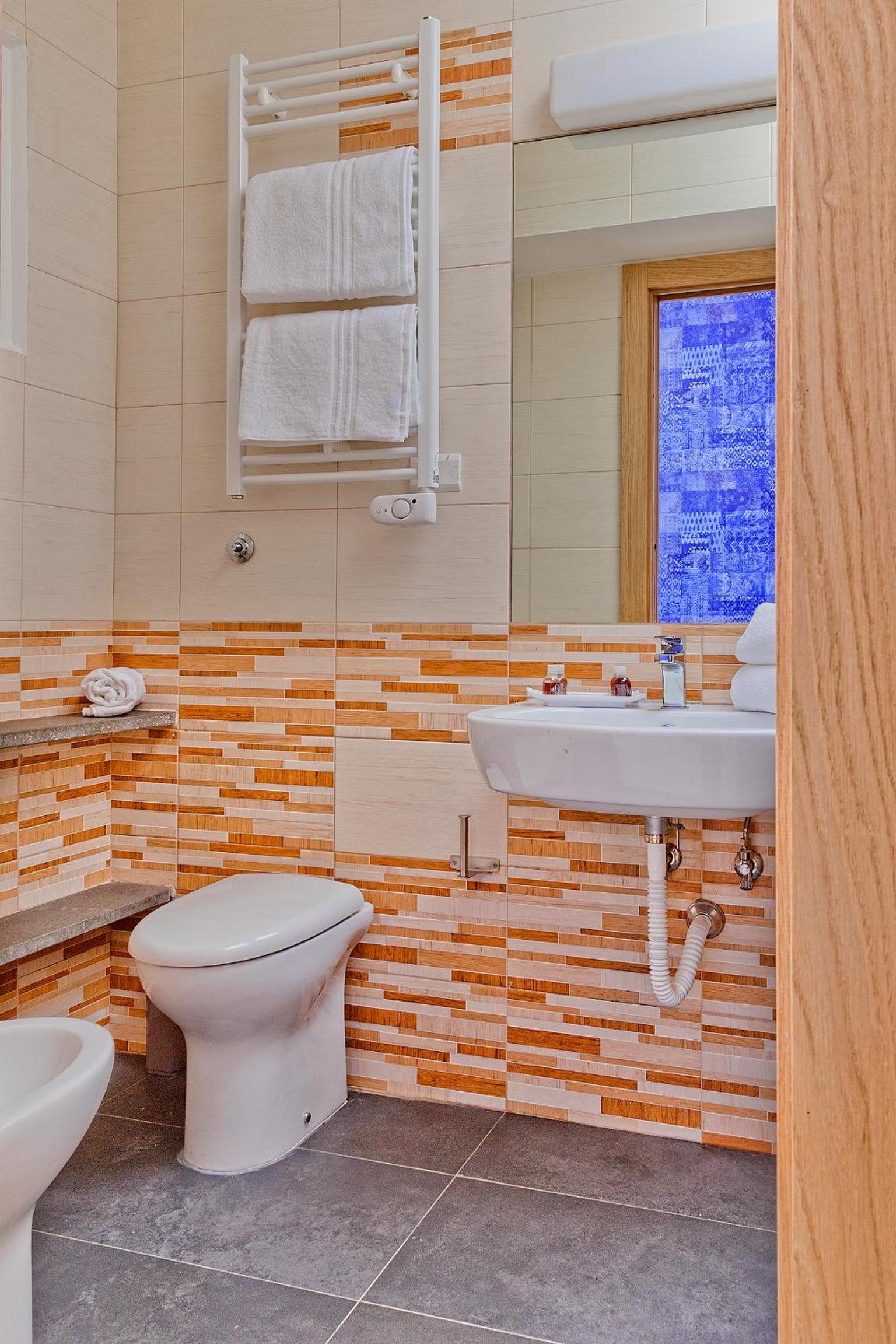 Economy Twin Room with Private Bathroom - Photo 5