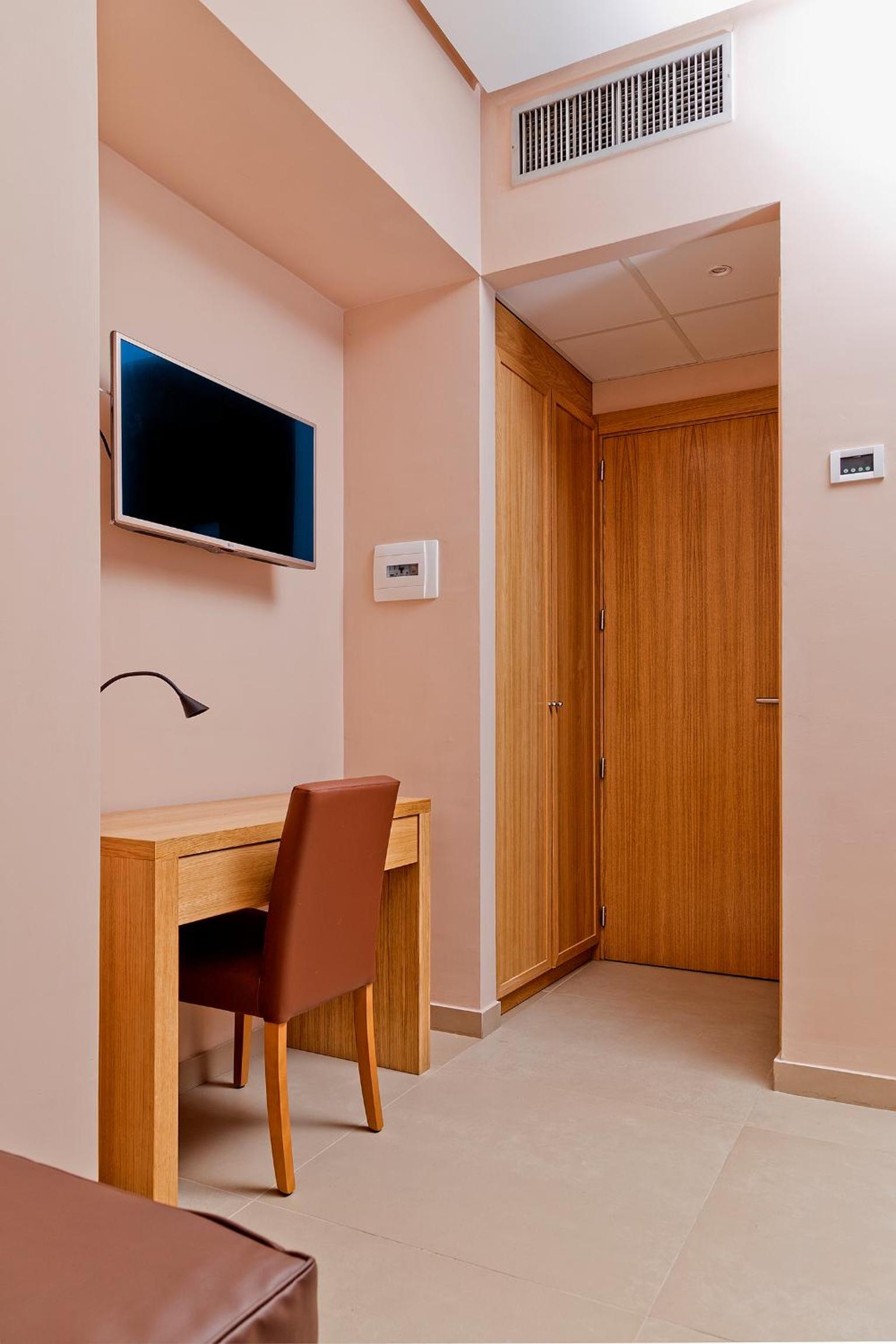 Double Room - Photo 26