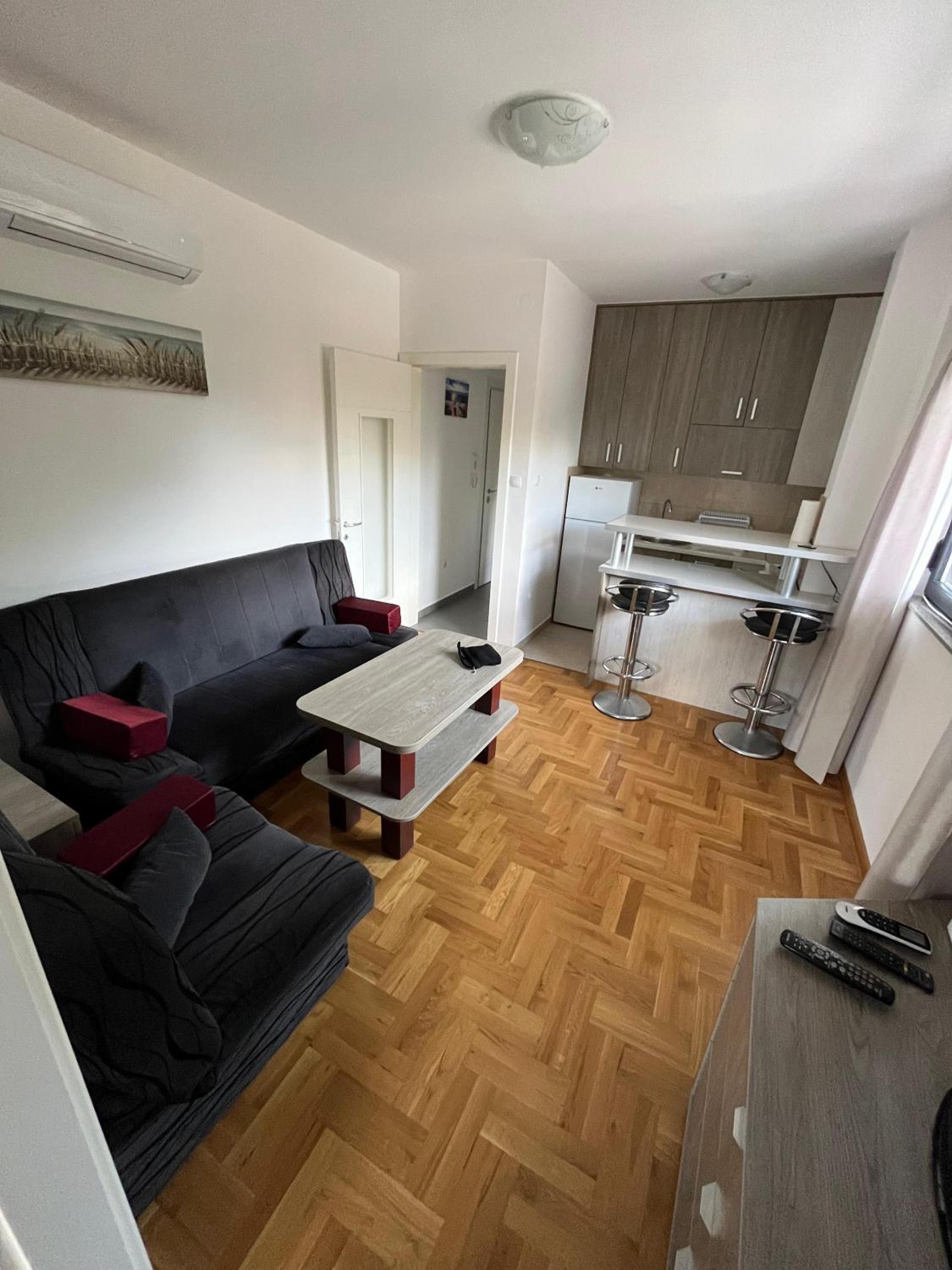 One-Bedroom Apartment photo 1