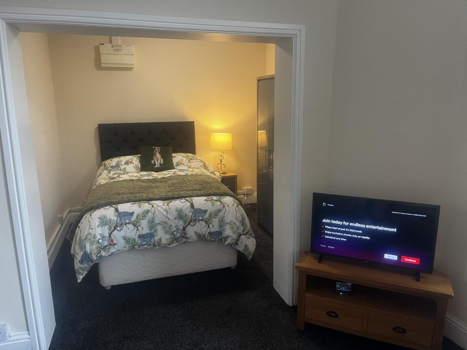 One-Bedroom Apartment photo 1