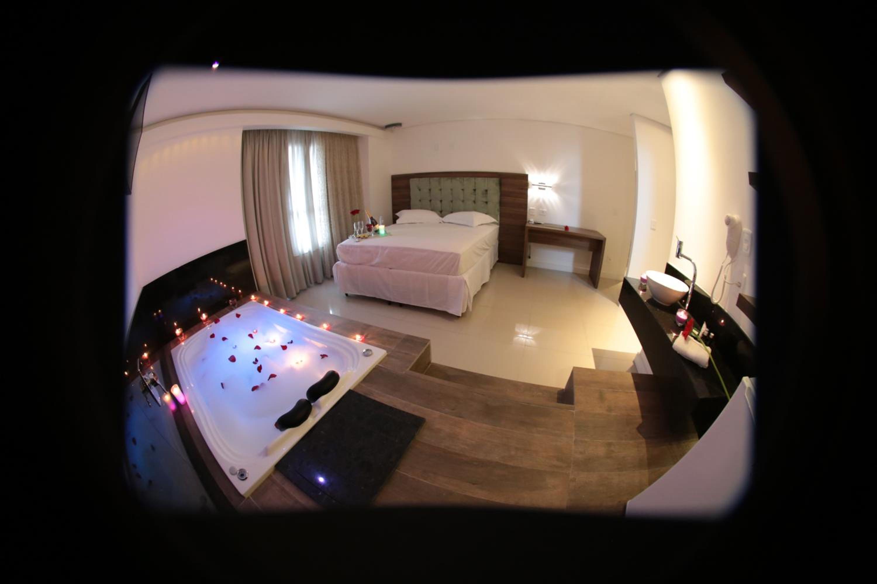 Deluxe Suite with Spa Bath photo 2