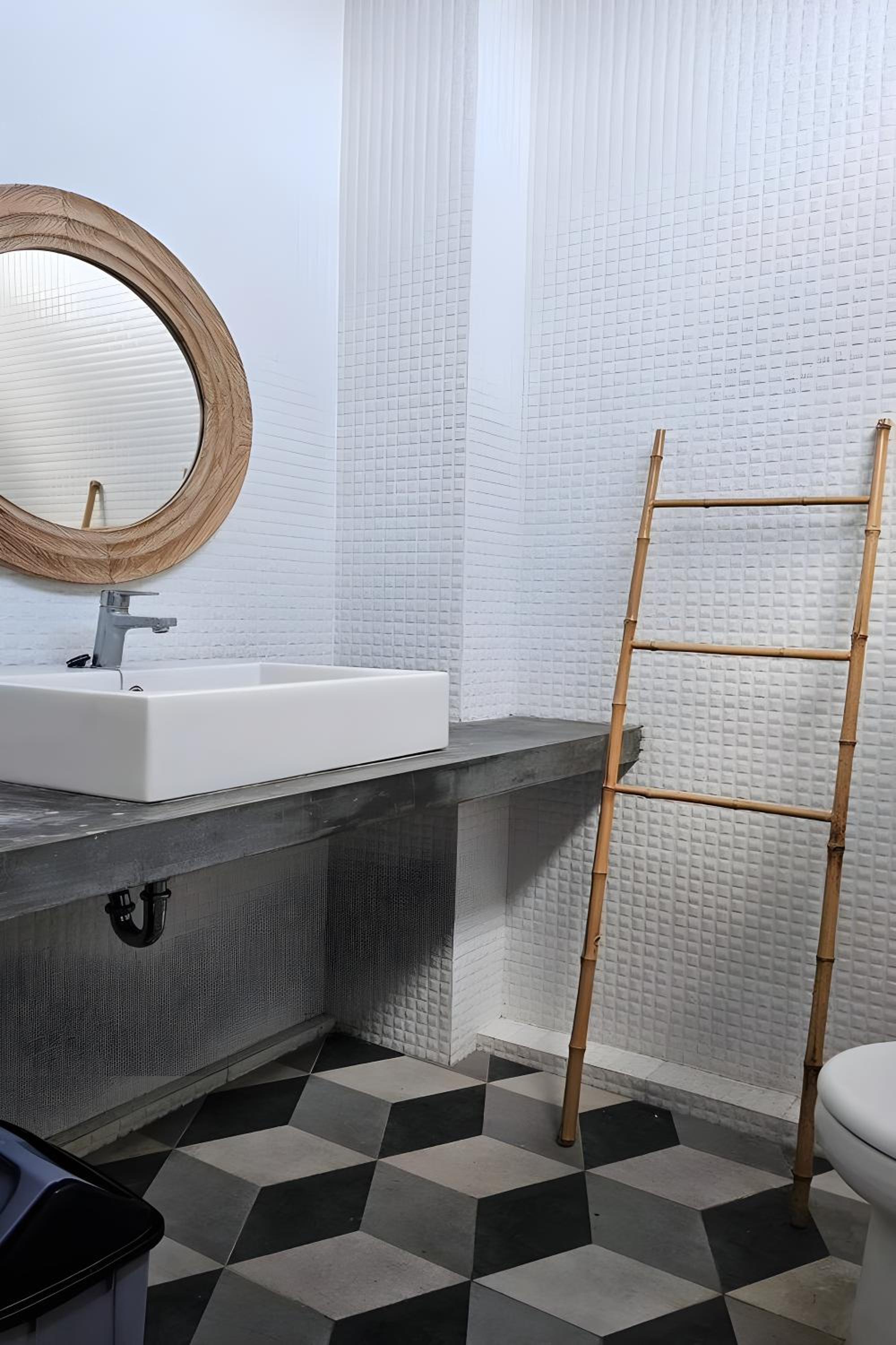 One-Bedroom Apartment - Photo 2