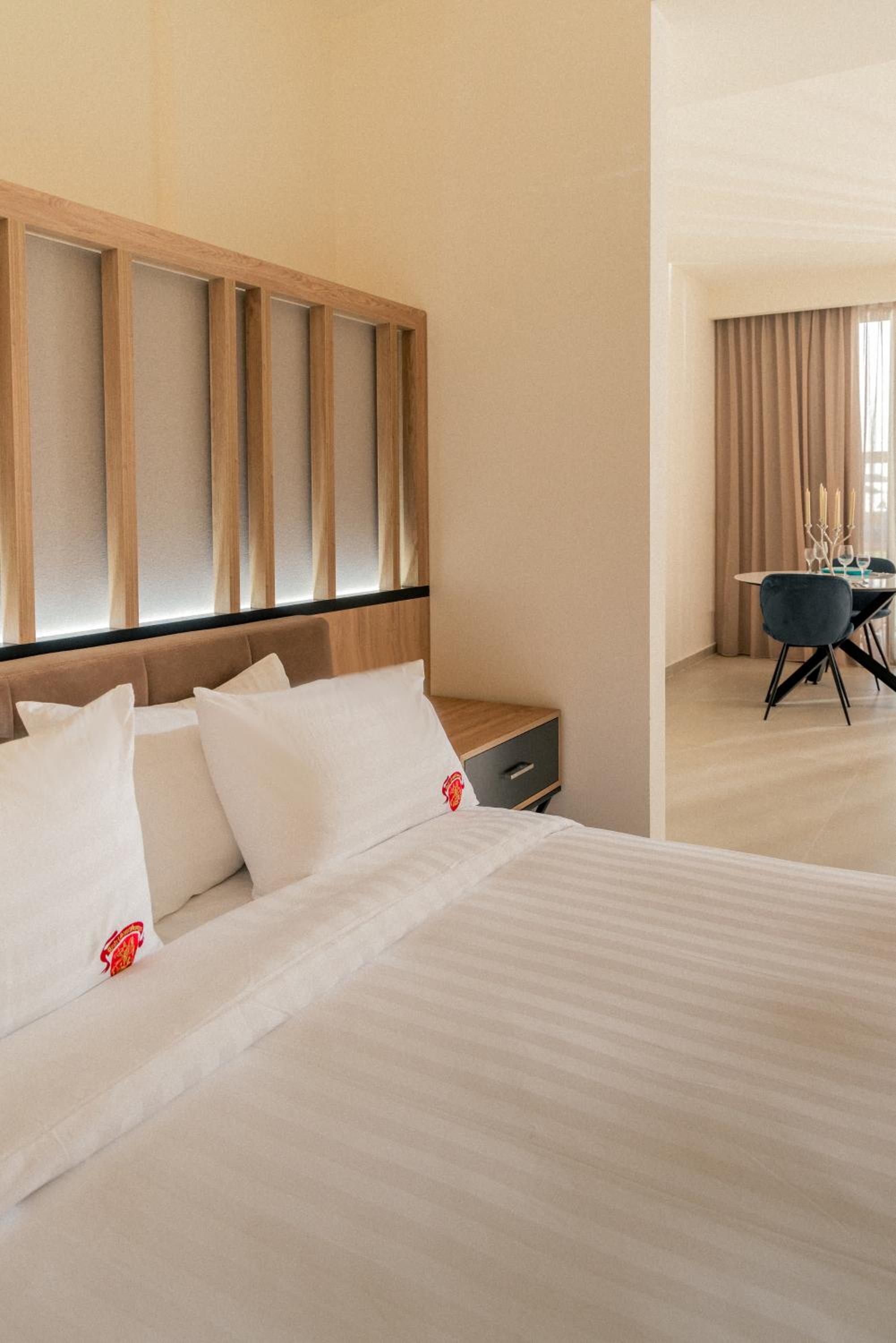 Deluxe Double Room with Side Sea View photo 2