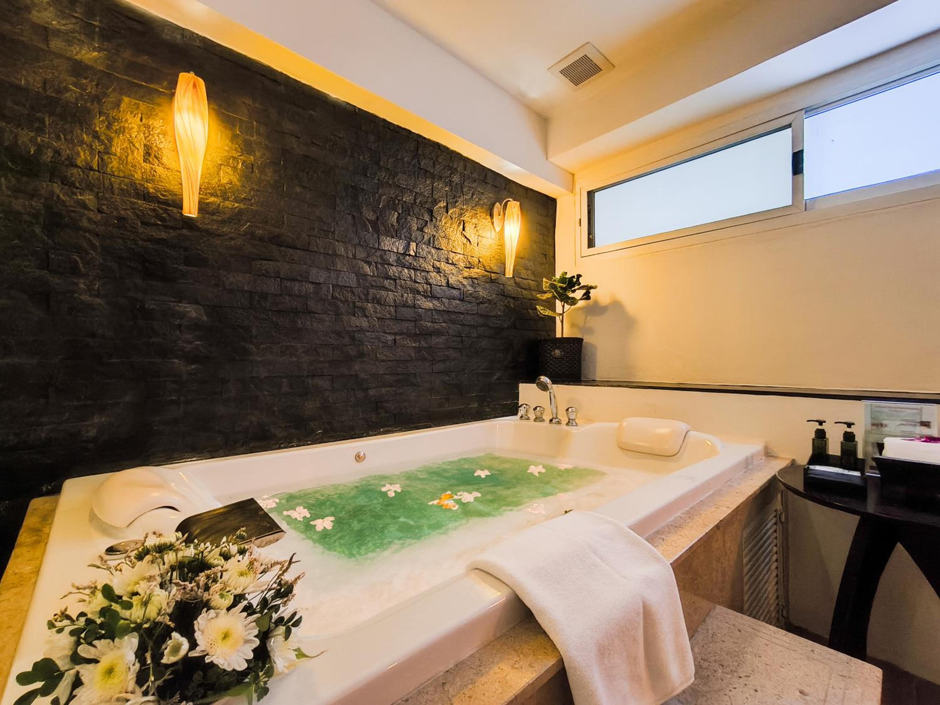 Suite with Spa Bath photo 2