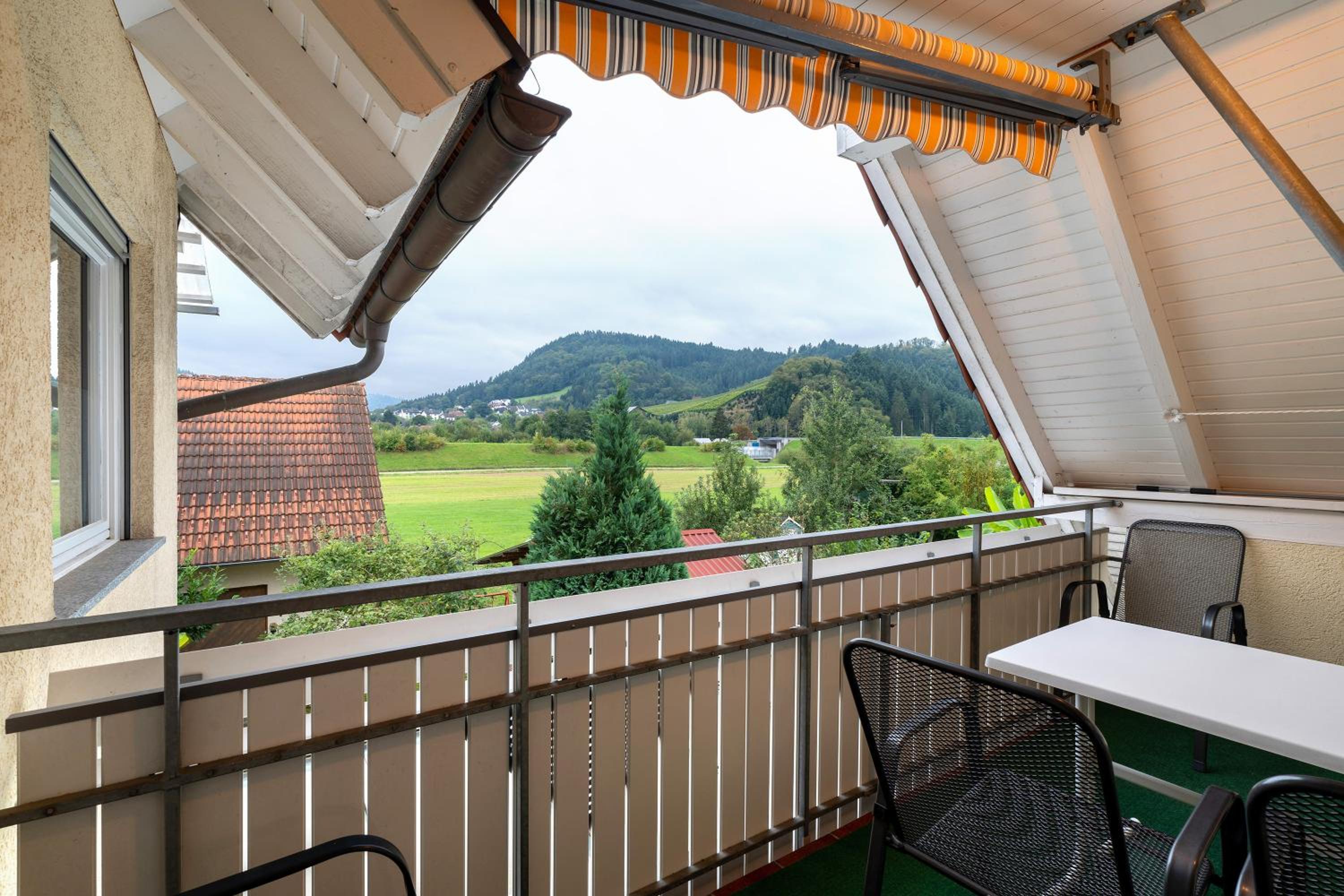 Three-Bedroom Premium Apartment with Balcony photo 3