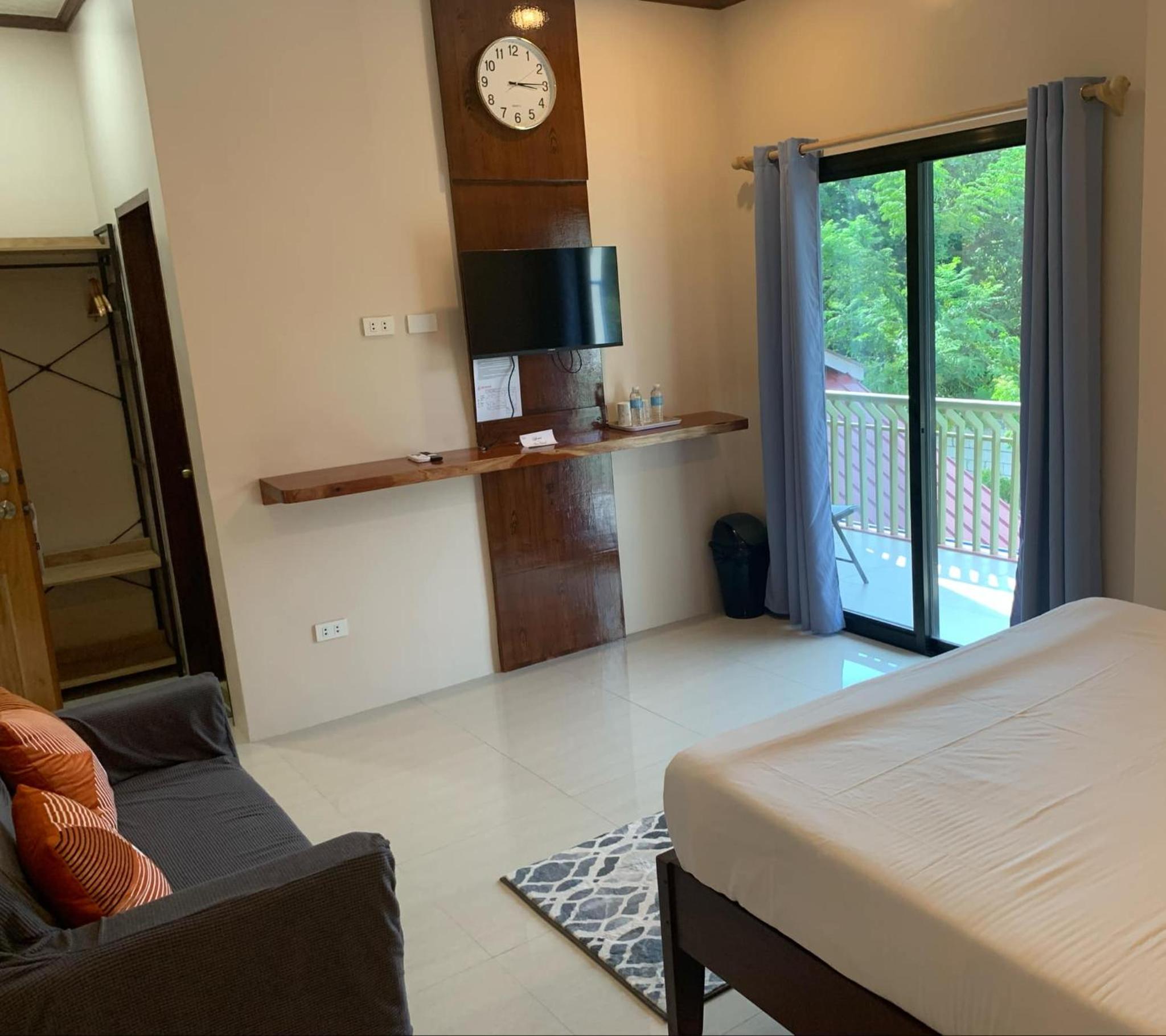 Queen Room with Balcony photo 3