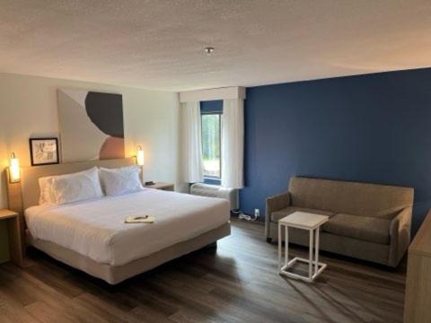 King Room with Sofa Bed - Non-Smoking - Photo 3