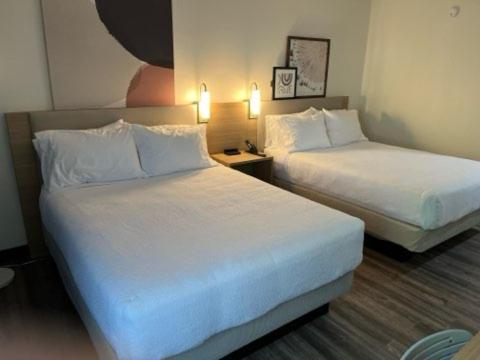 Queen Room with Two Queen Beds - Photo 2