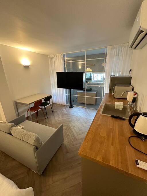 One-Bedroom Apartment photo 1