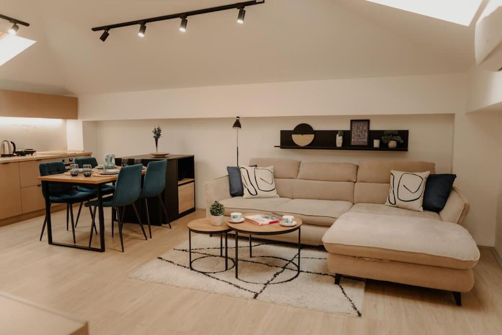 One-Bedroom Apartment photo 1