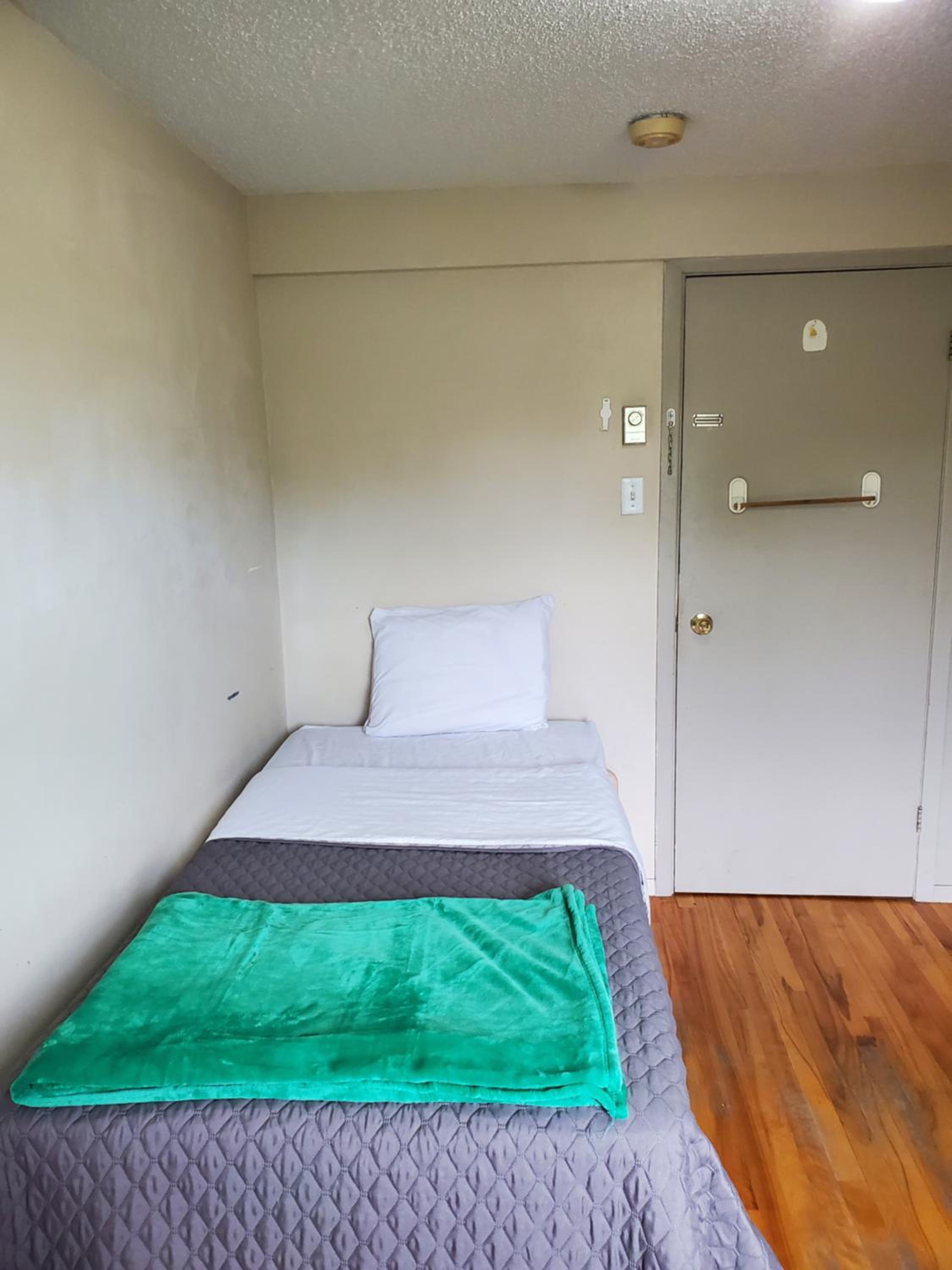Twin Room with Shared Bathroom photo 3