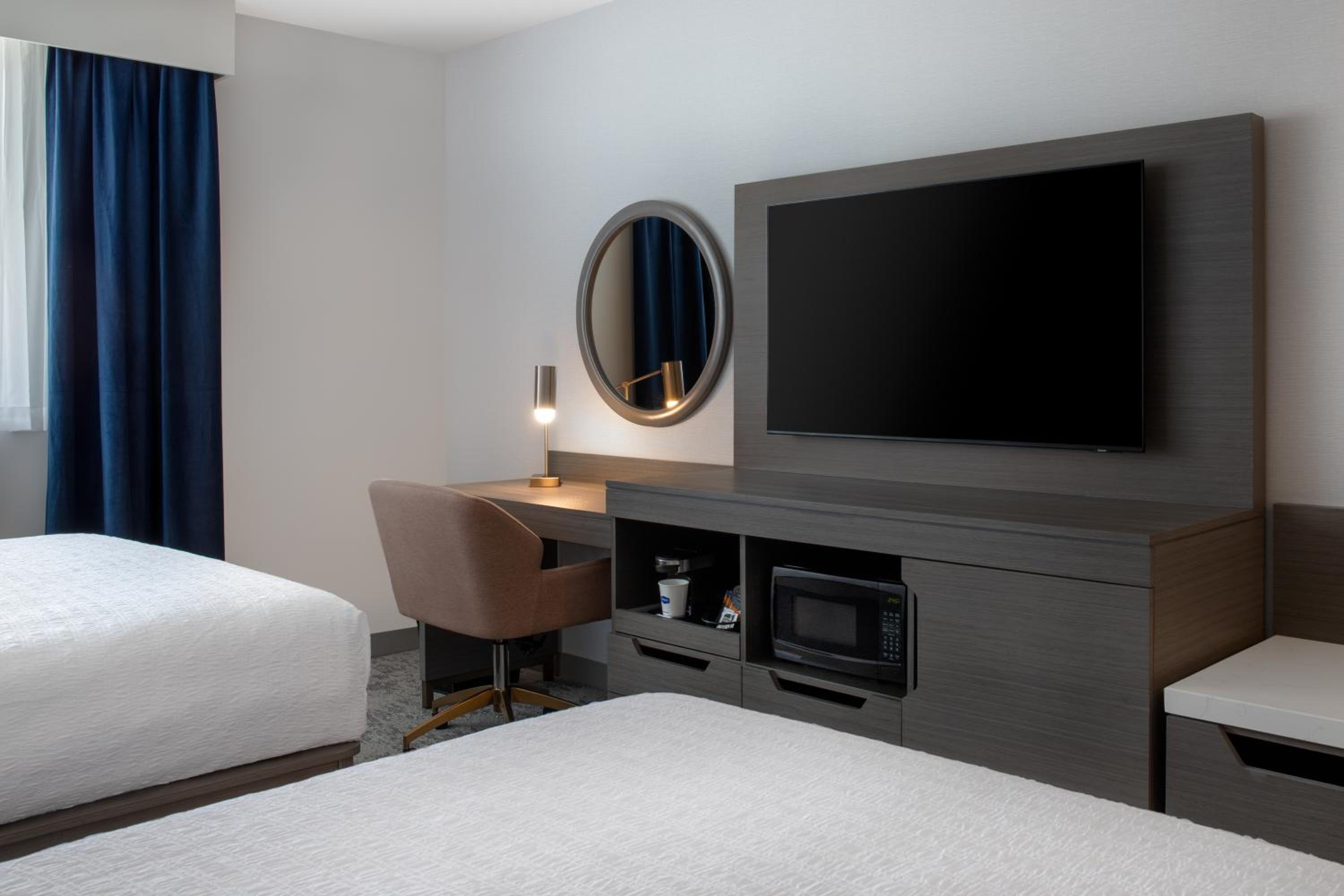 Queen Room with Two Queen Beds - Photo 8